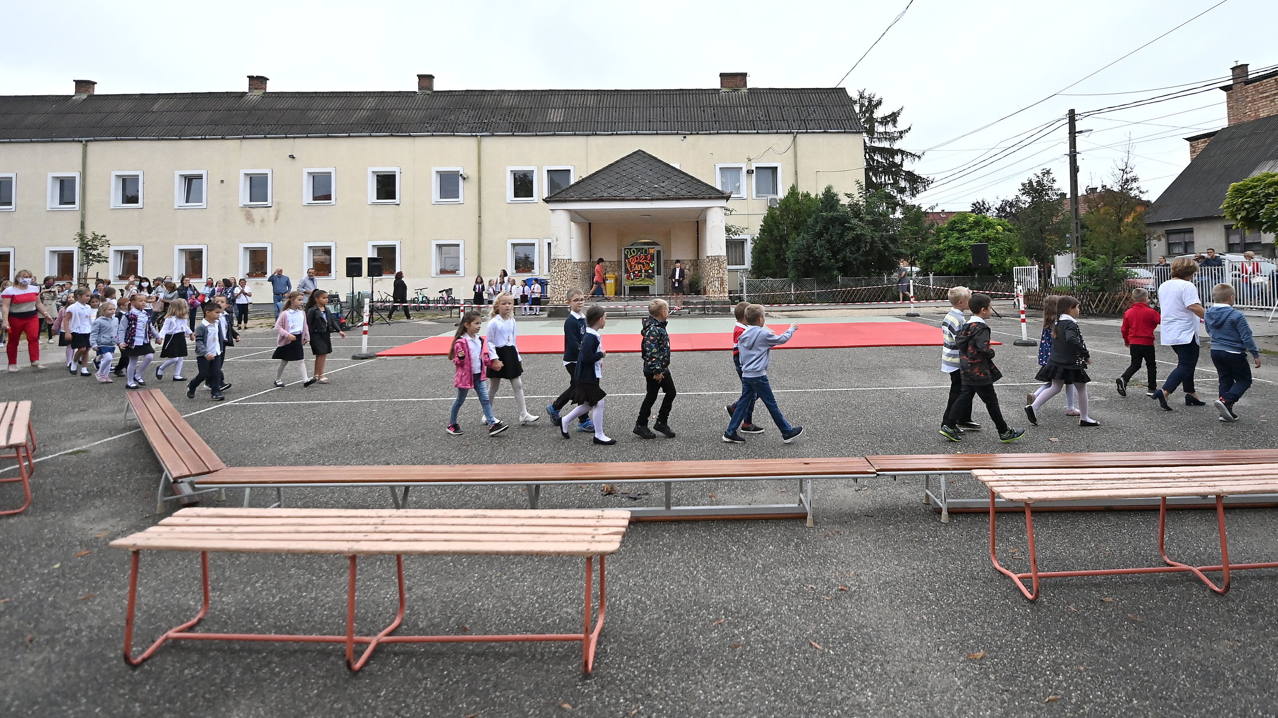 Emmi: hatezer intézményben kezdődött meg a tanév, négy helyen van rendkívüli szünet