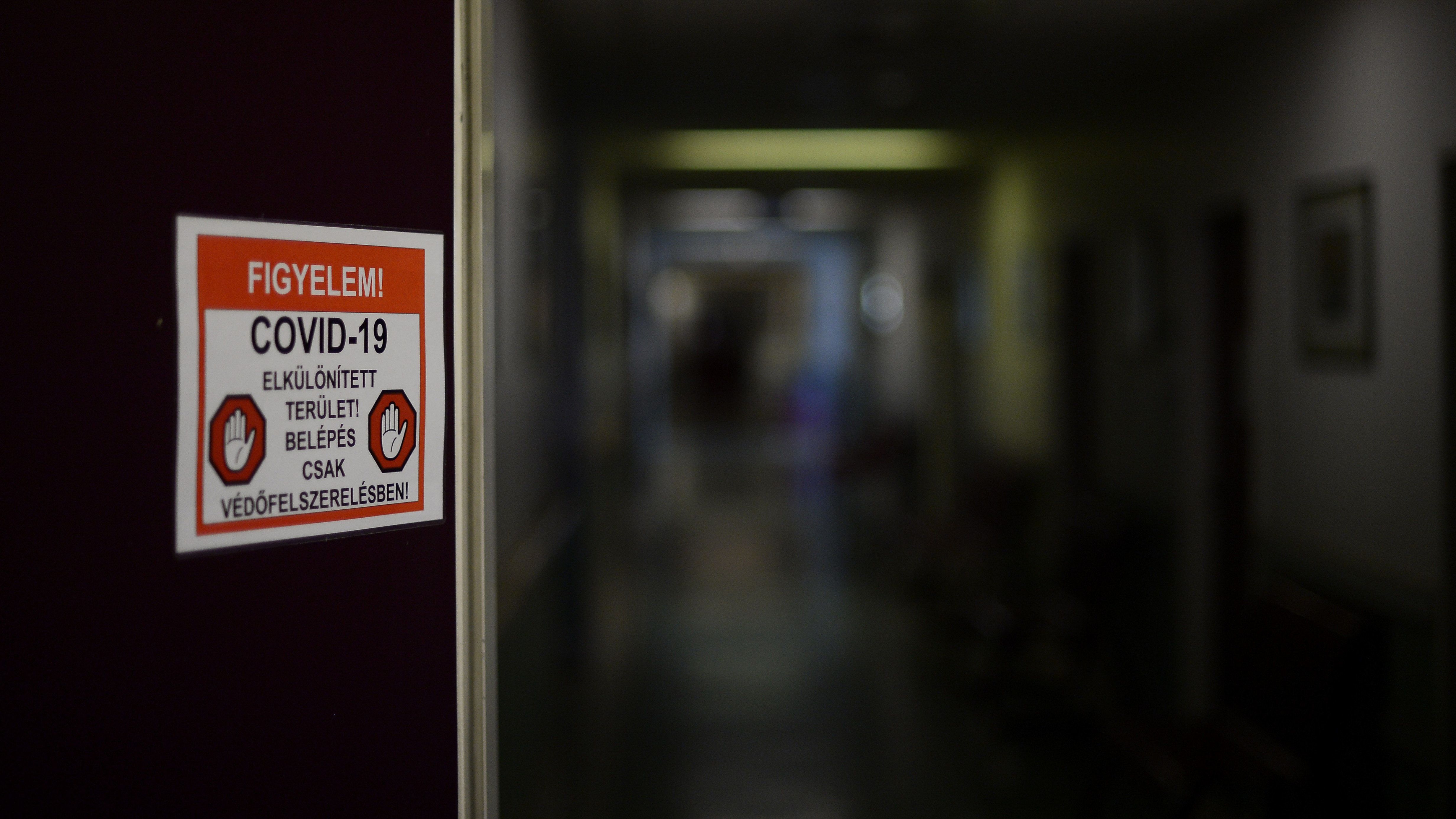 Újabb kórházakban rendeltek el látogatási tilalmat