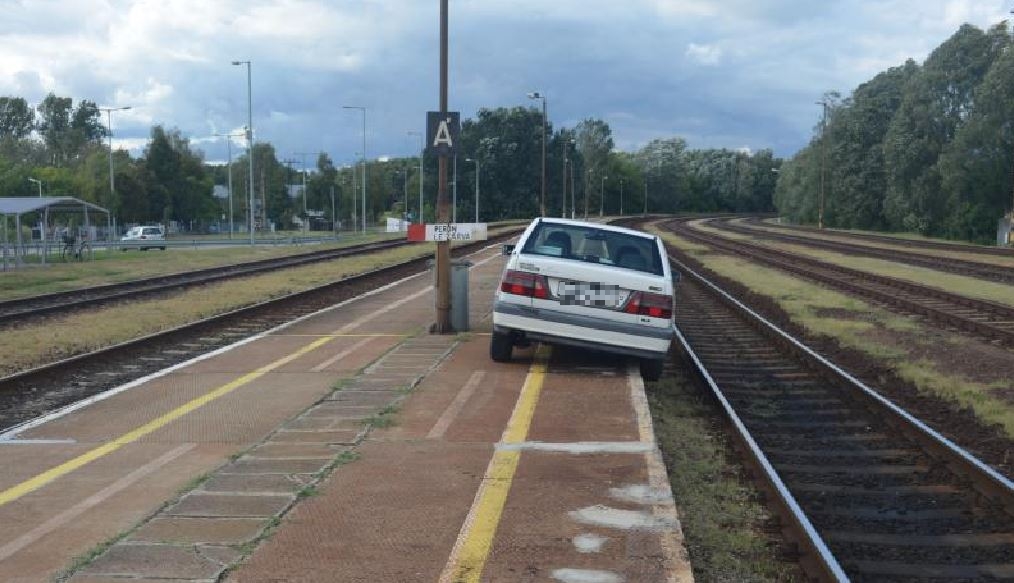 Behajtott a peronra az állomáson, és a sínekre lógva állt meg a forgalomból kivont autó Dabason