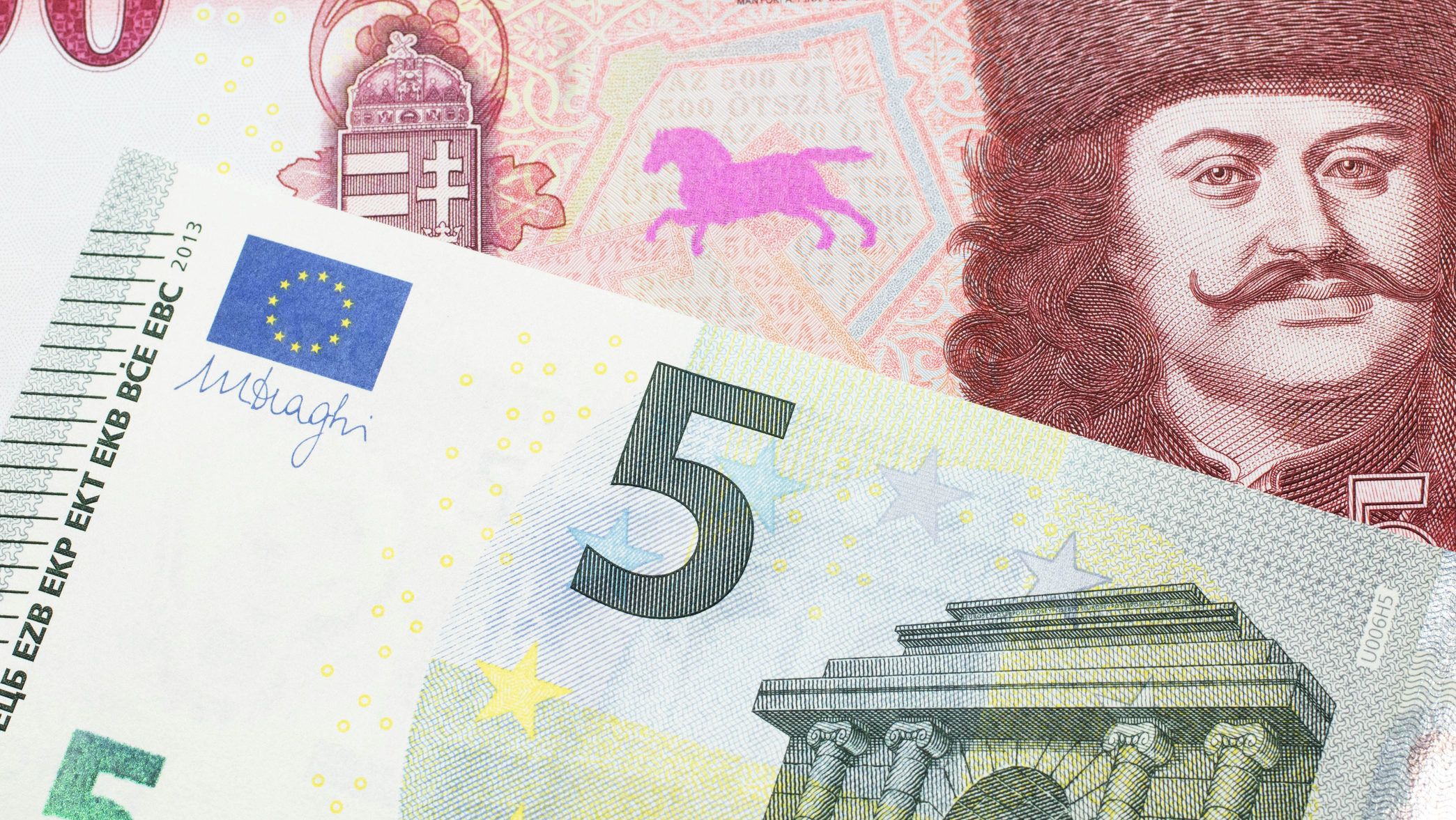 Alig van gyengébb valuta a forintnál Európában, 360 forint felett ragadt az euró