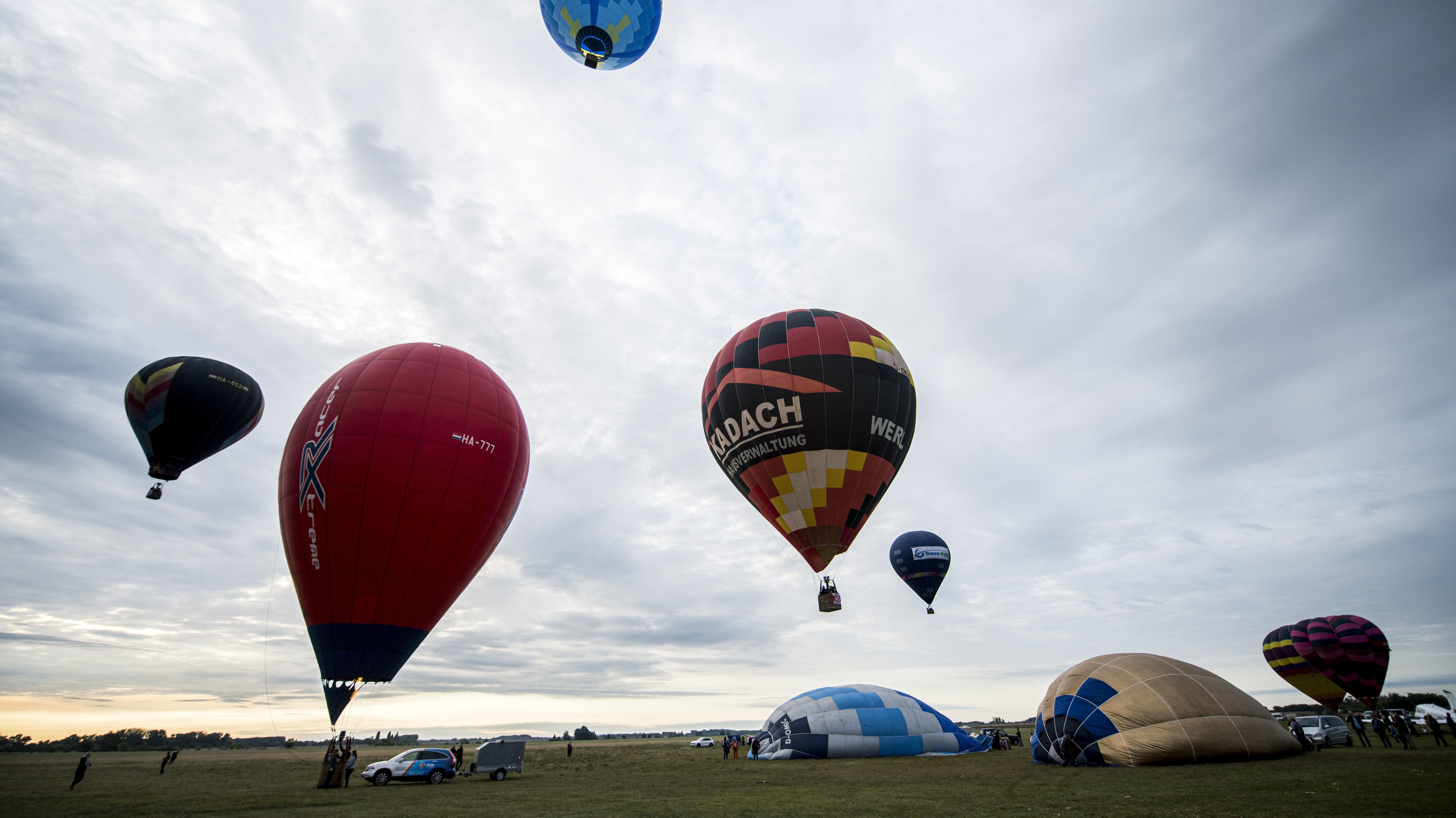 Felszállás közben kigyulladt egy hőlégballon, hárman kiugrottak