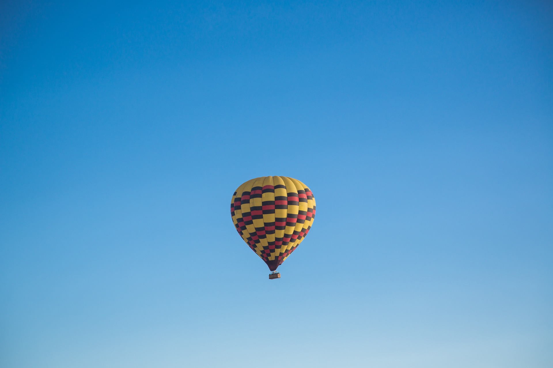 Egy ember meghalt hőlégballon-balesetben Vál és Kajászó között