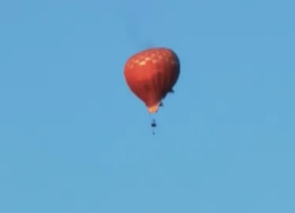 A férj végignézte, ahogy felrobban a hőlégballon és a felesége lezuhan a lángoló kosárral Kajászónál