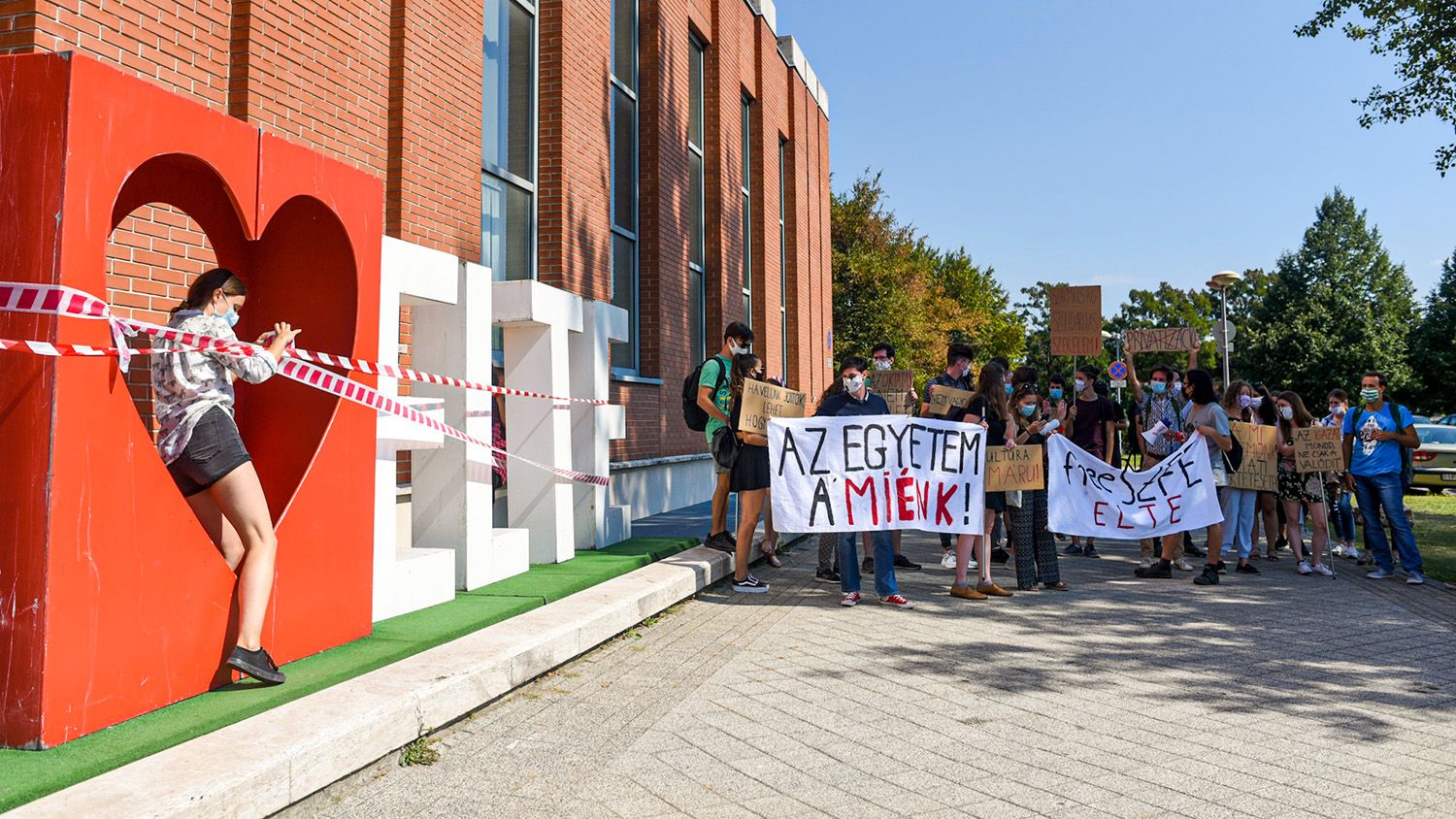 Szolidaritási akcióval álltak ki ELTE-s diákok az SZFE mellett