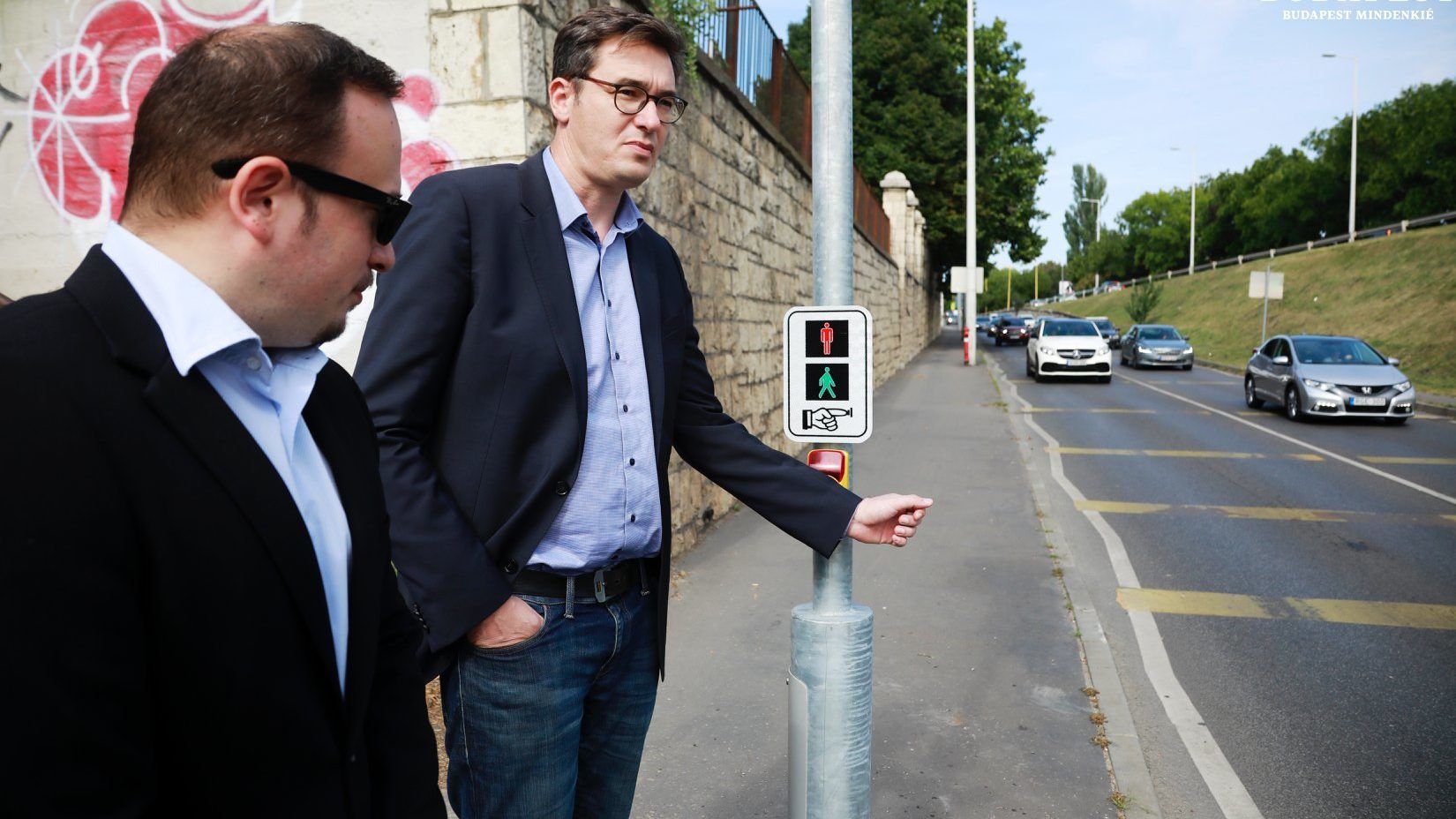 Jelzőlámpákkal védetté váltak a Budaörsi úti halálzebrák