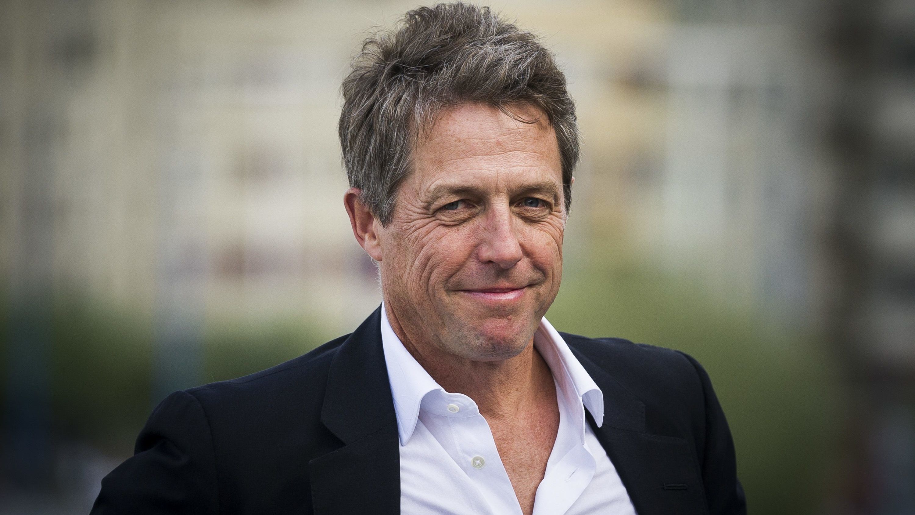 Mindenki üljön le mielőtt ezt elolvassa: Hugh Grant 60 éves lett