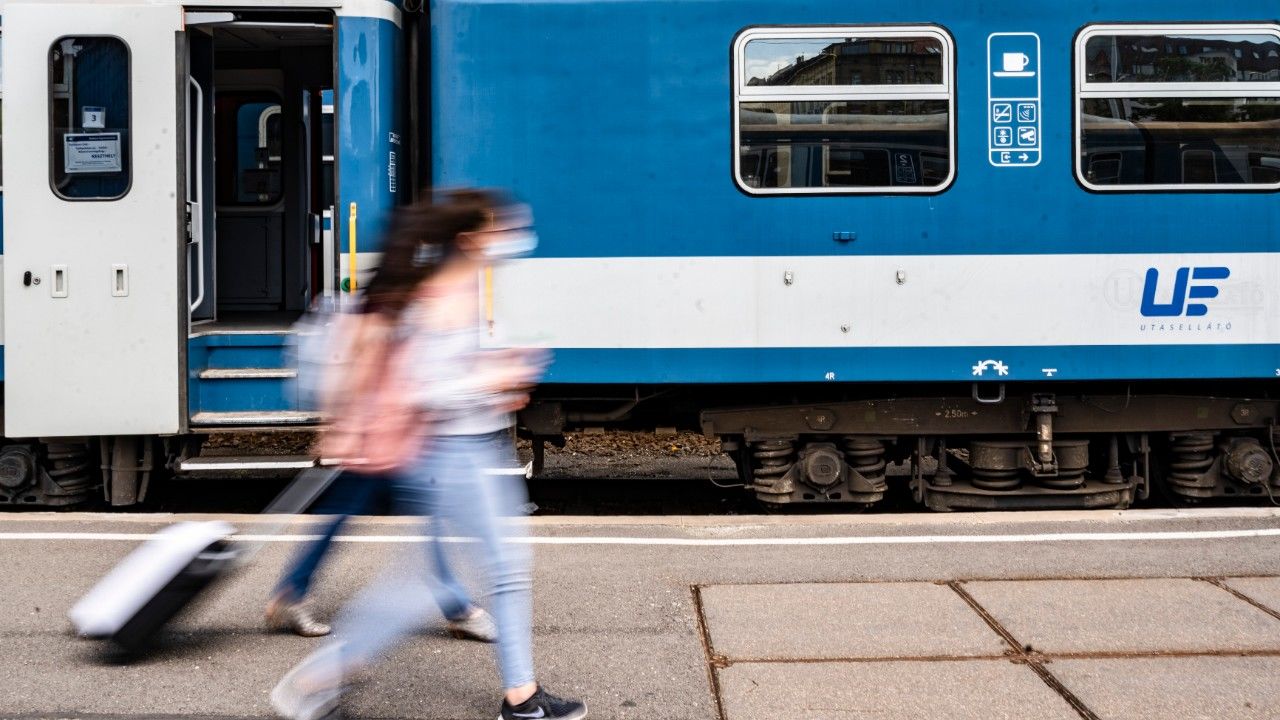 Leszállítják a vonatról és a Volánbuszról, aki nem visel maszkot