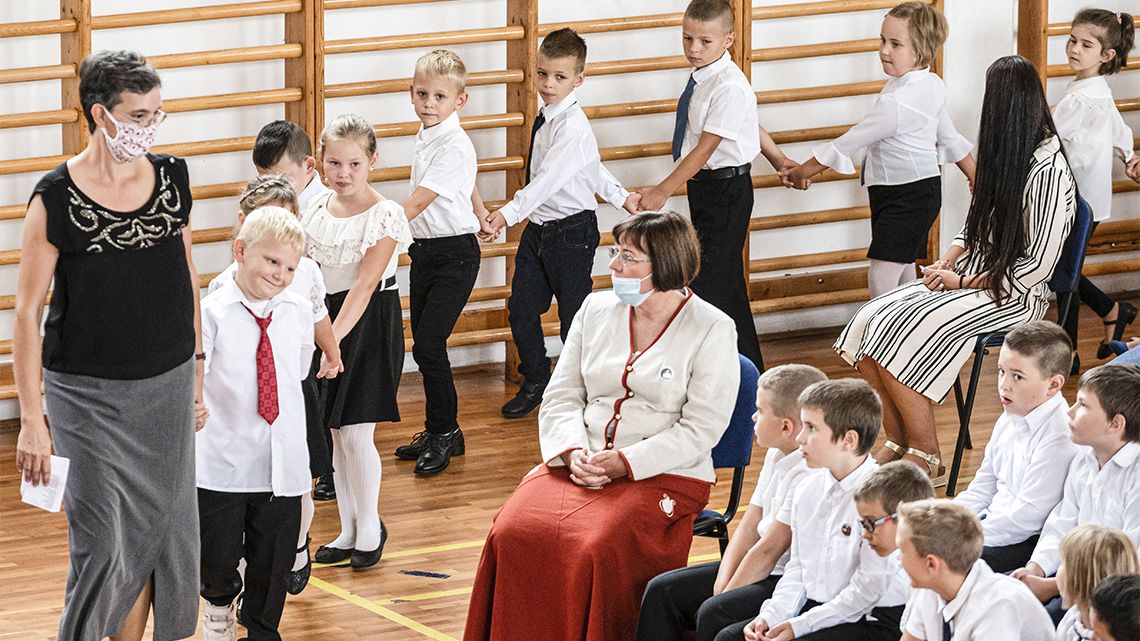 A szülőknek küzdeniük kell a tesztekért, a kontaktkutatás lassú, a protokoll átláthatatlan