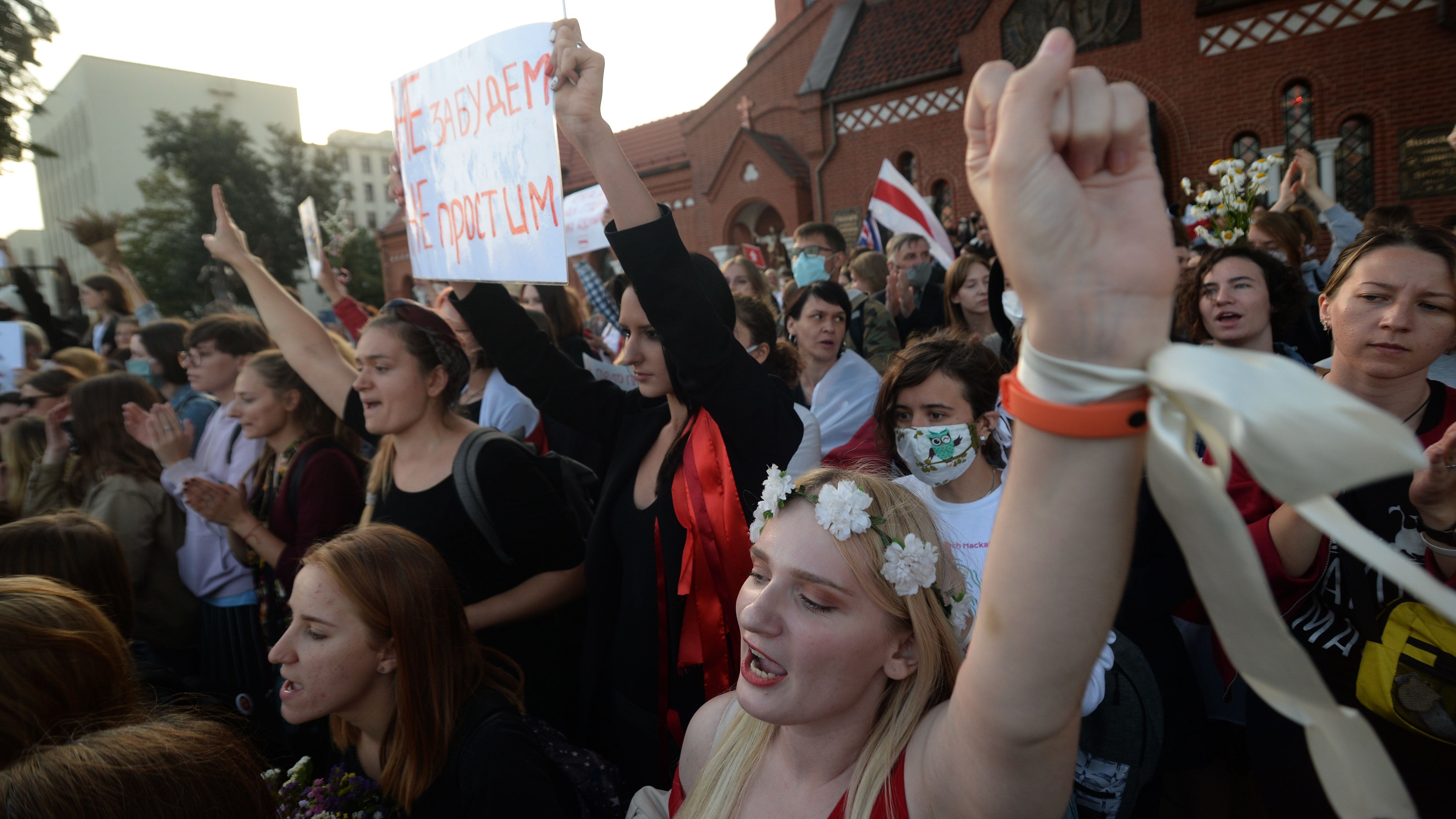 Lukasenka emberei már a nőkkel is egyre keményebbek