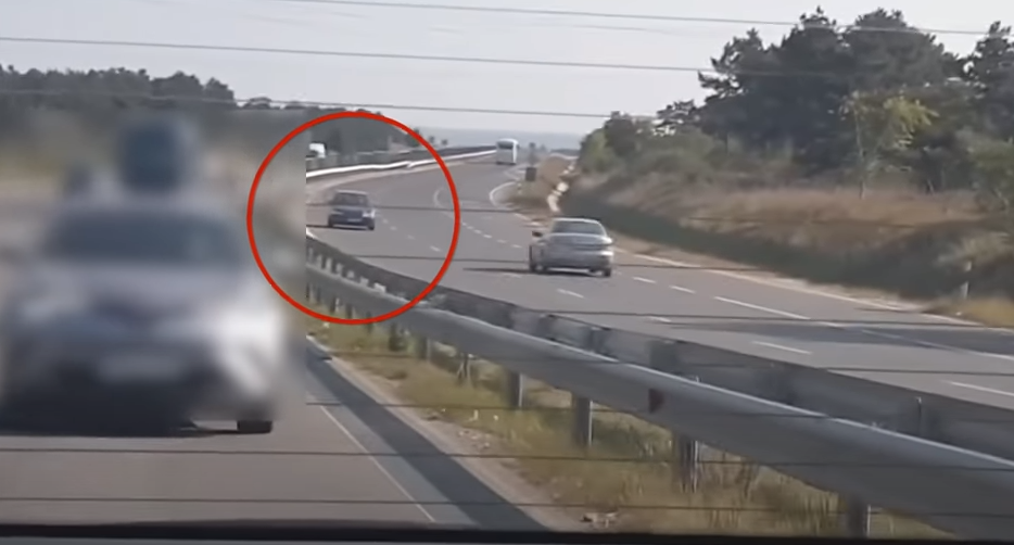 Videón, ahogy elkapnak egy forgalommal szembe hajtó autót a rendőrök a 8-as úton