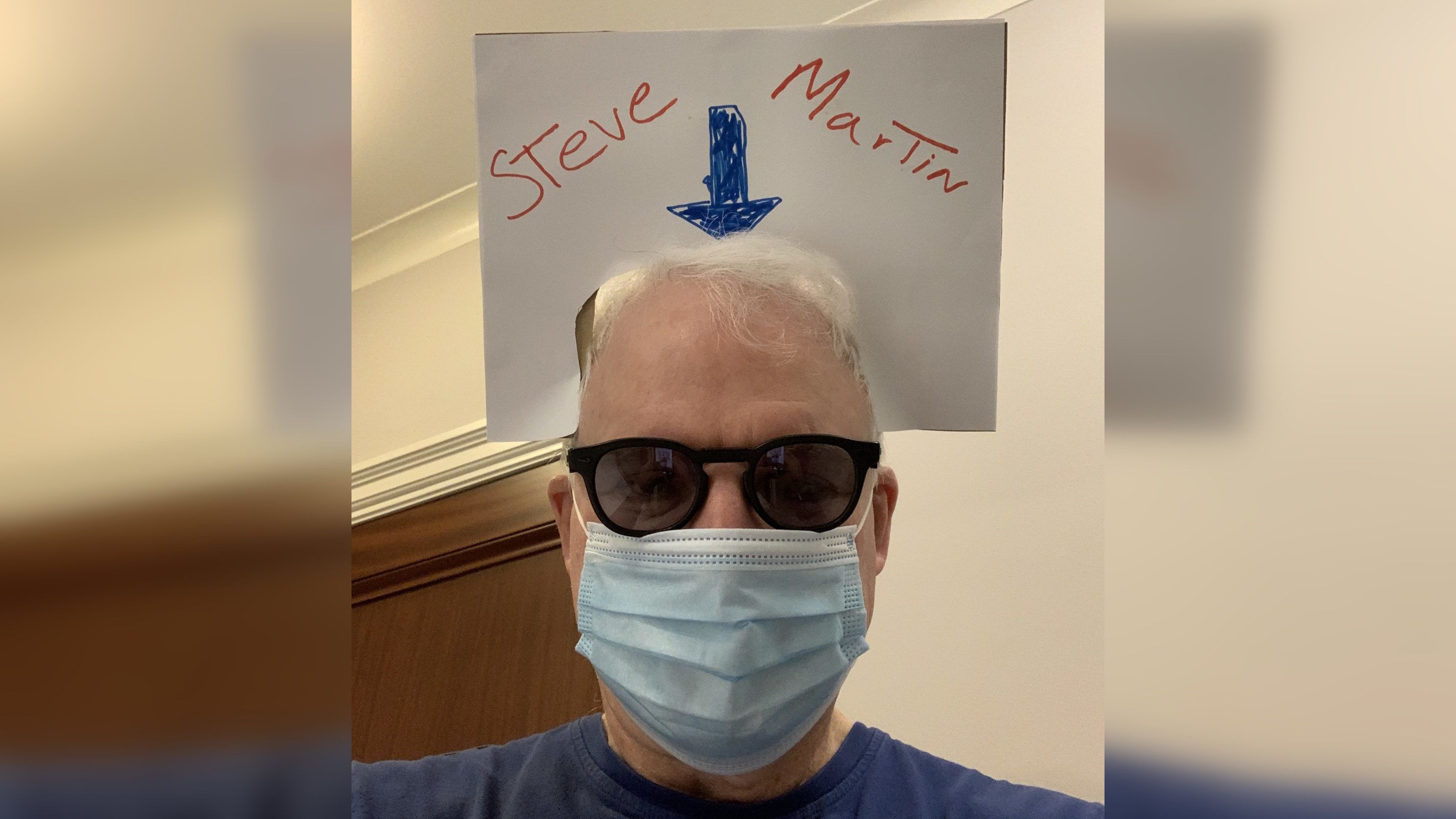 Steve Martin megoldotta, hogy a maszk alatt is lássák: ő Steve Martin