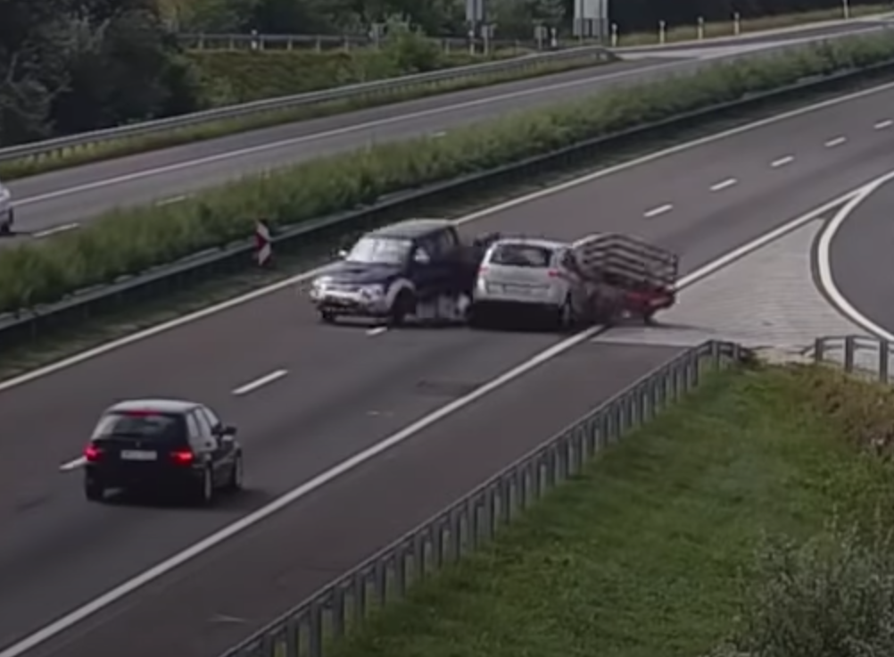 Elképesztő videón, ahogy egy autós felhajt M3-asra, majd hirtelen szembefordul a forgalommal, és belecsapódik egy másik kocsi