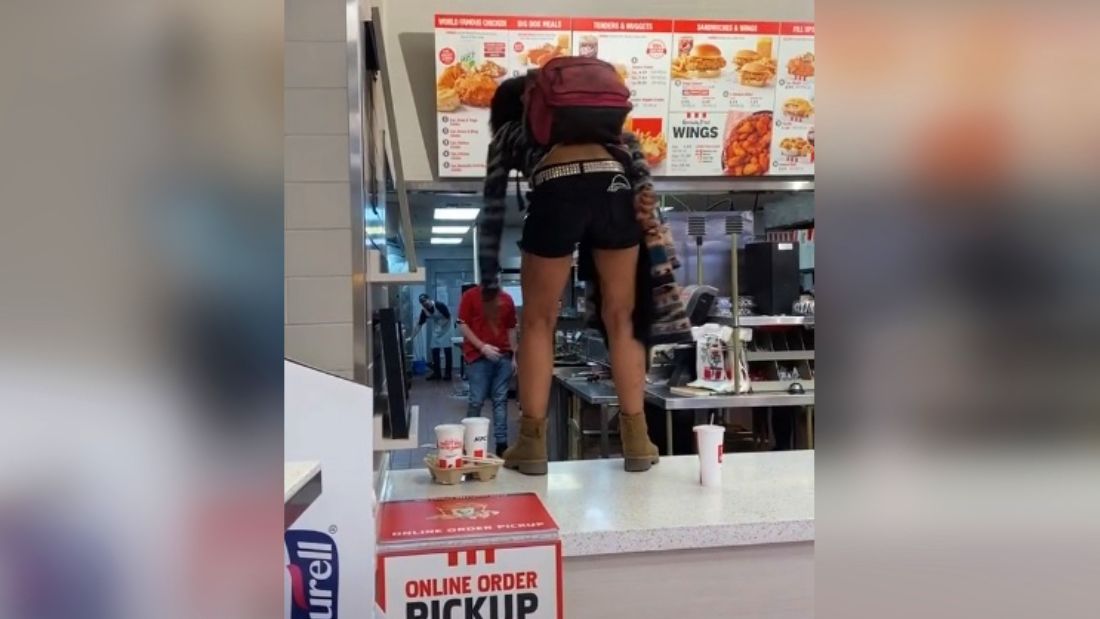 A pulton állva követelt ételt a KFC-ben a nő, akit nem szolgáltak ki, mert nem volt maszkja