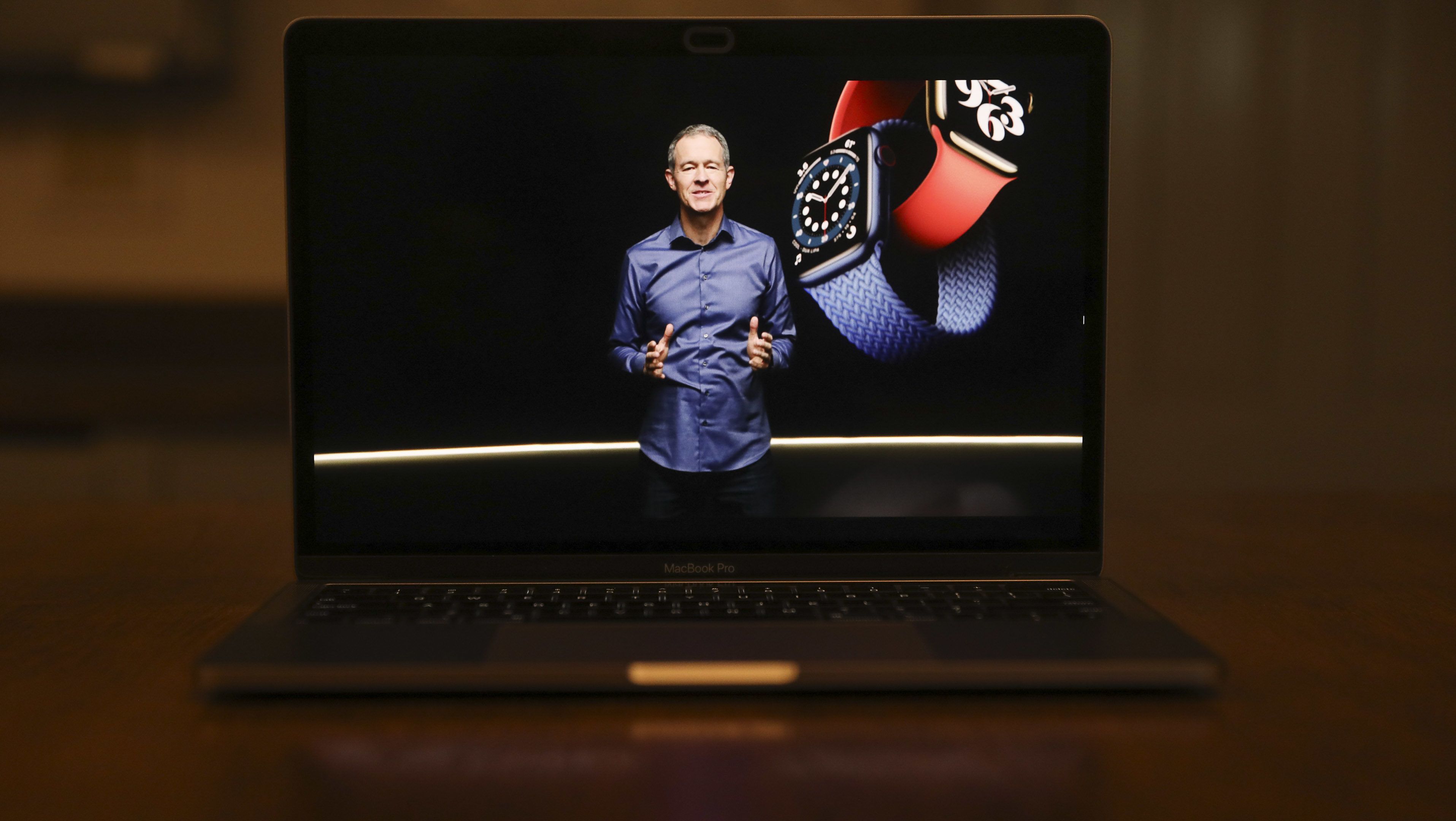 Az új Apple Watch 6 mellett egy olcsóbb okosórát is mutatott az Apple