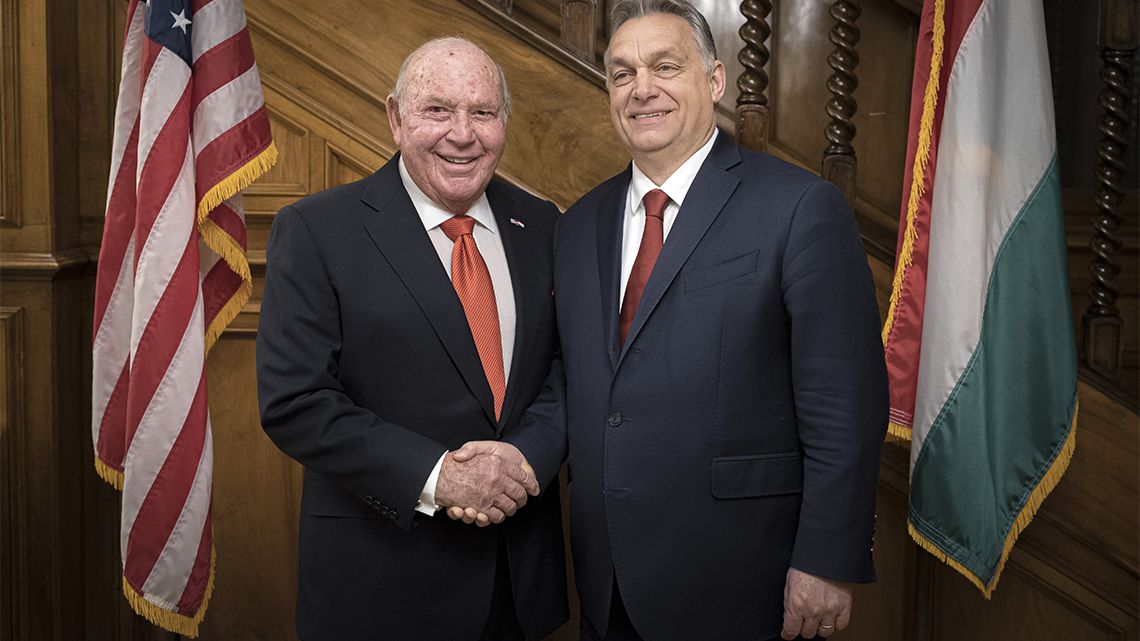 Hátat fordított a CEU-nak, alsónadrágban repült Orbánnal, és szorosabb magyar-amerikai viszonyt hagy maga után