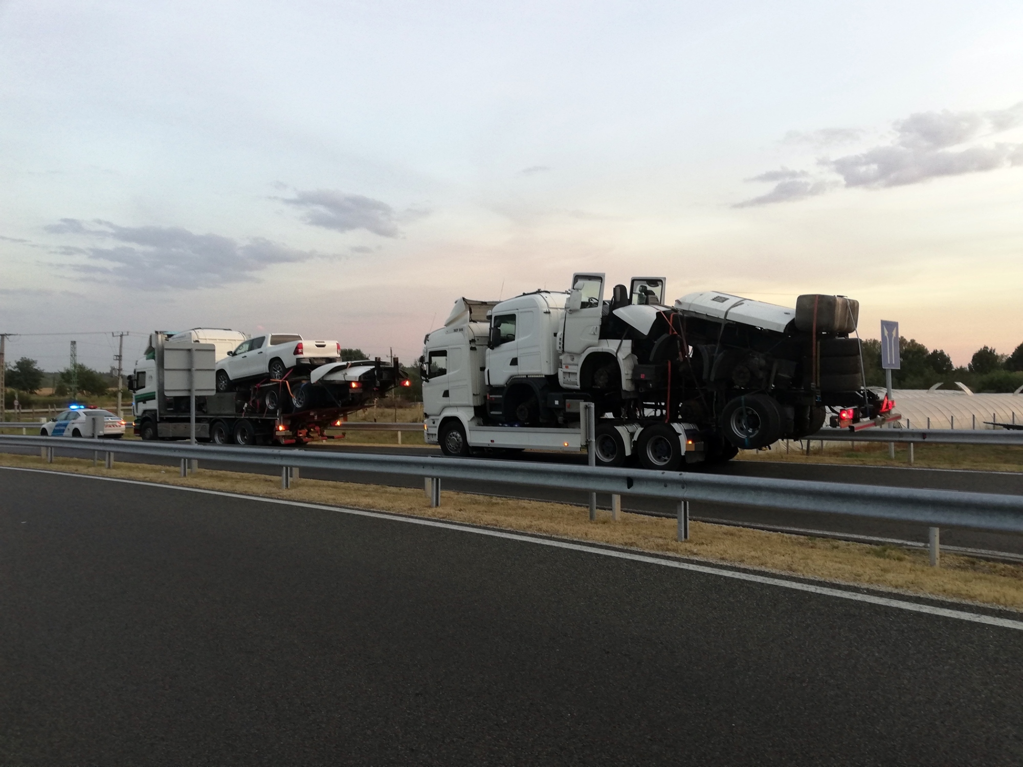 „Transformers”: egymás hegyén-hátán szállítottak járműveket a kamionosok, a rendőrök elkapták őket