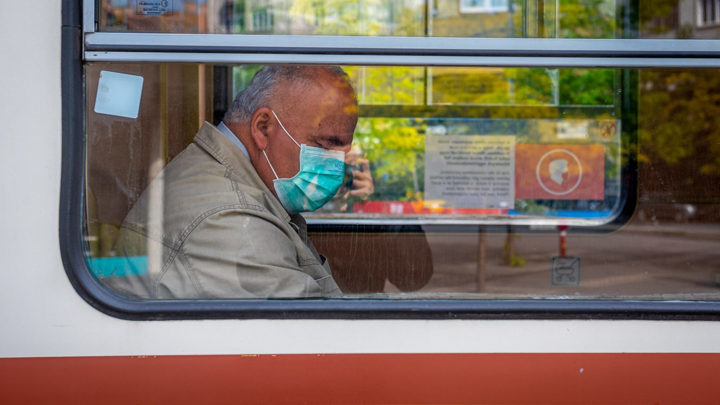 Szlovéniában kötelező lett a maszk viselése zárt térben