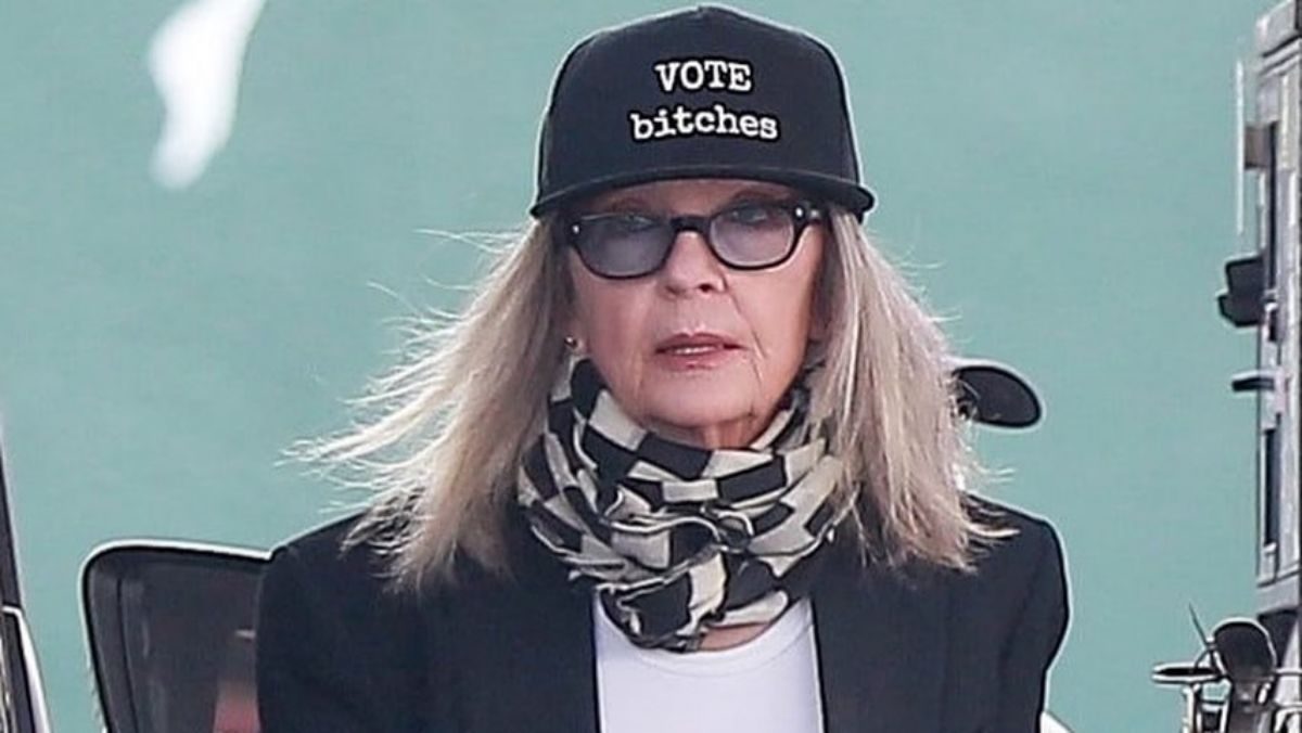 Diane Keaton sapkája üzeni: Szavazzatok ribancok