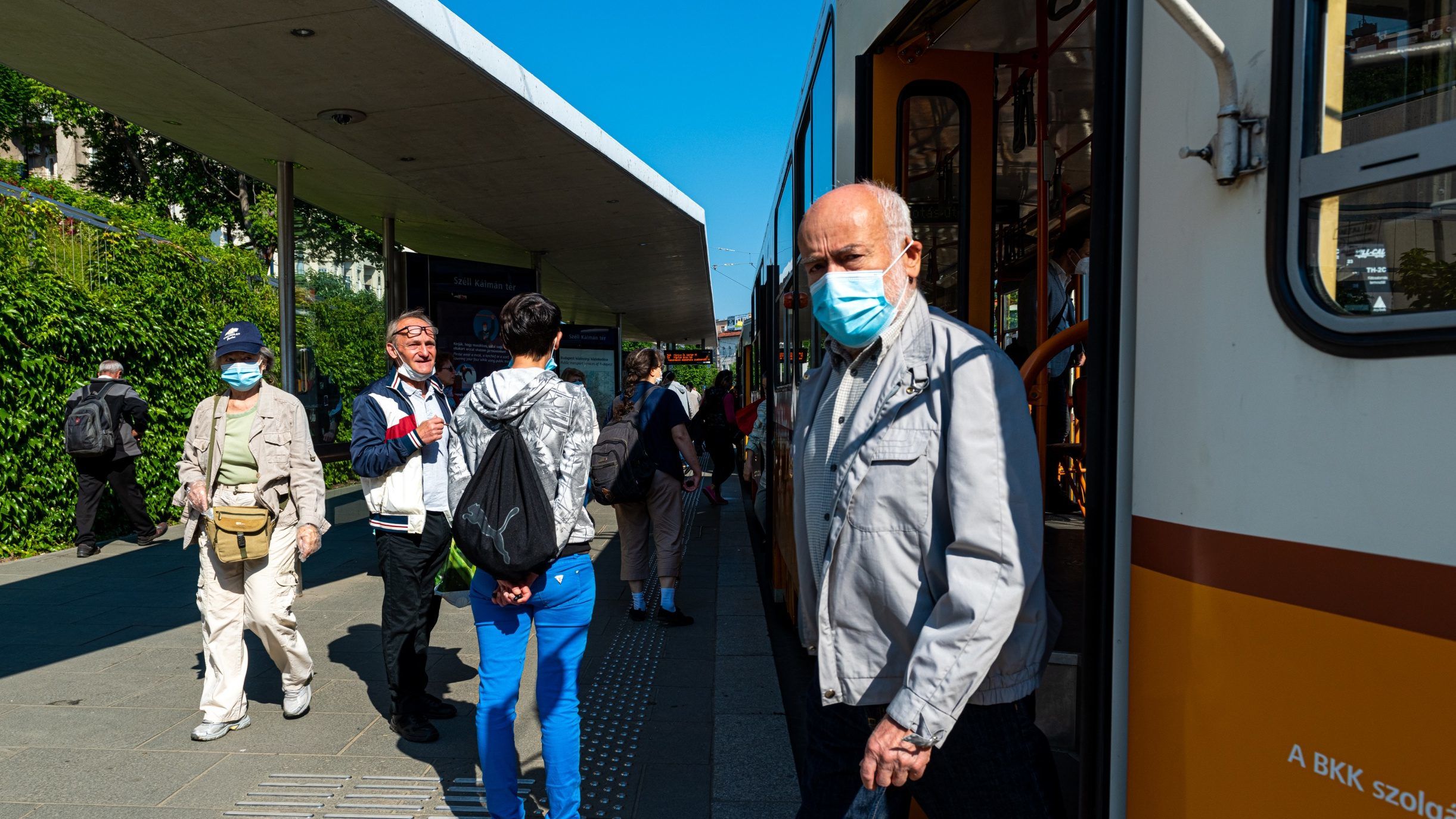 Mától bírságolnak, ha nem szabályosan hordjuk a maszkot Budapesten