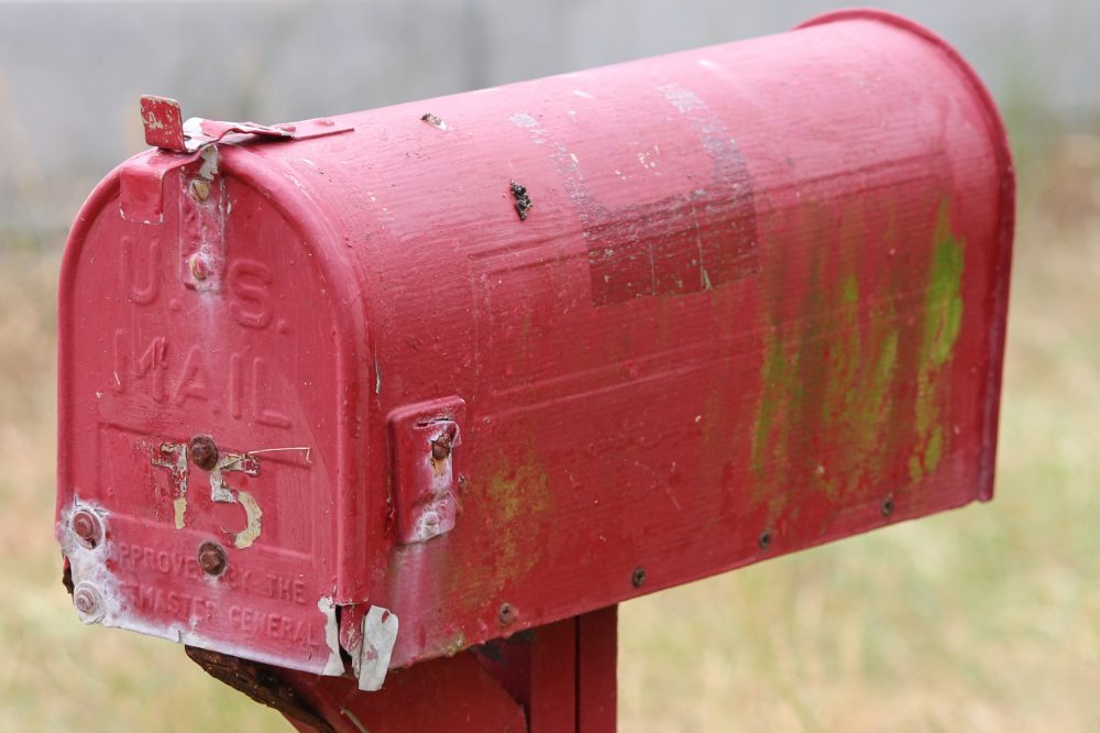 Kutyaürüléket rejt a Trump-hívők postaládájába egy nő, már keresi a rendőrség