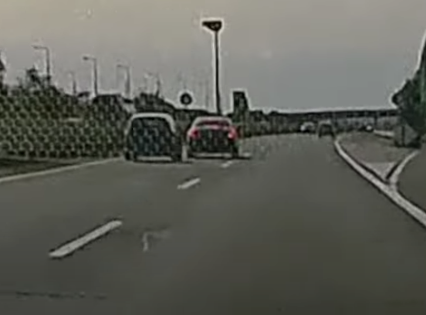 Hajmeresztő jelenet az M3-ason: egy autós többször bevágott a másik elé, hogy büntetőfékezzen