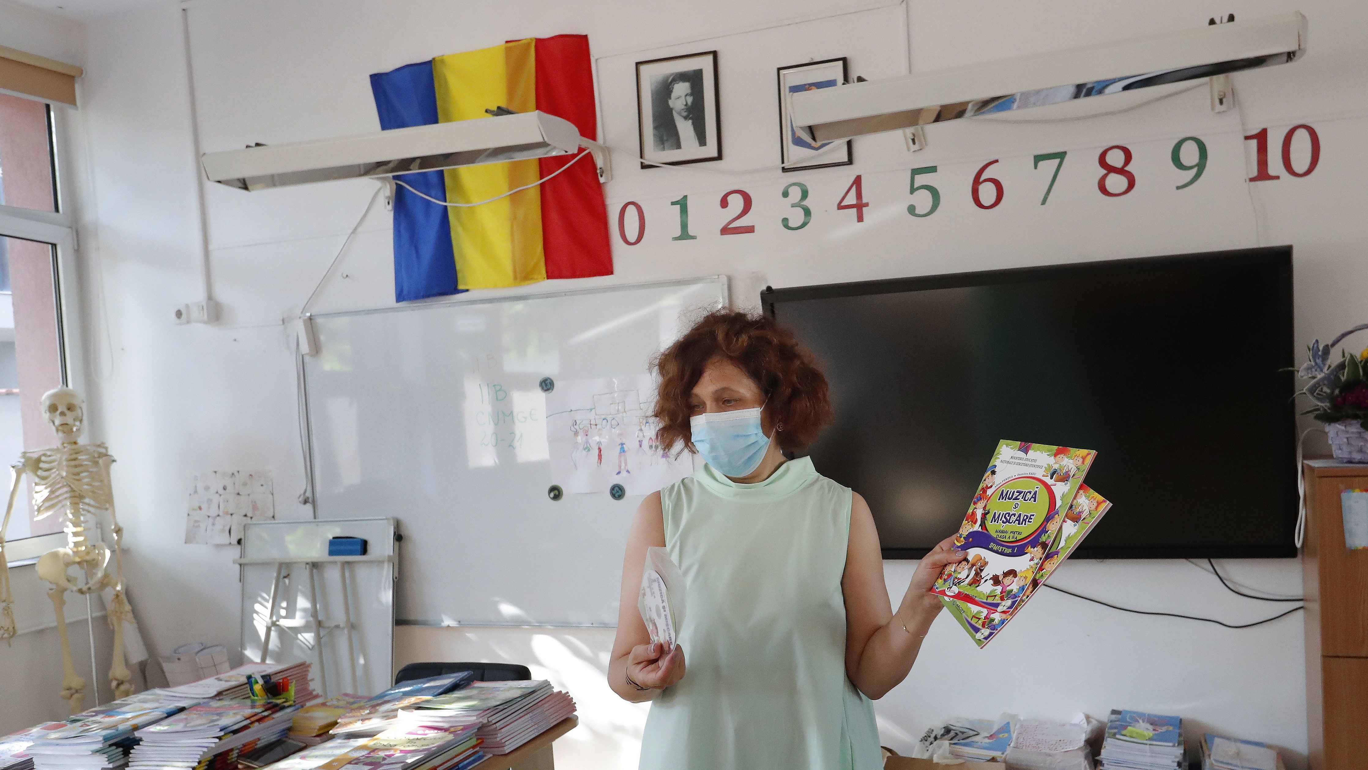 Románia: veszélyességi pótlék a tanárnak, szabadnap a szülőnek