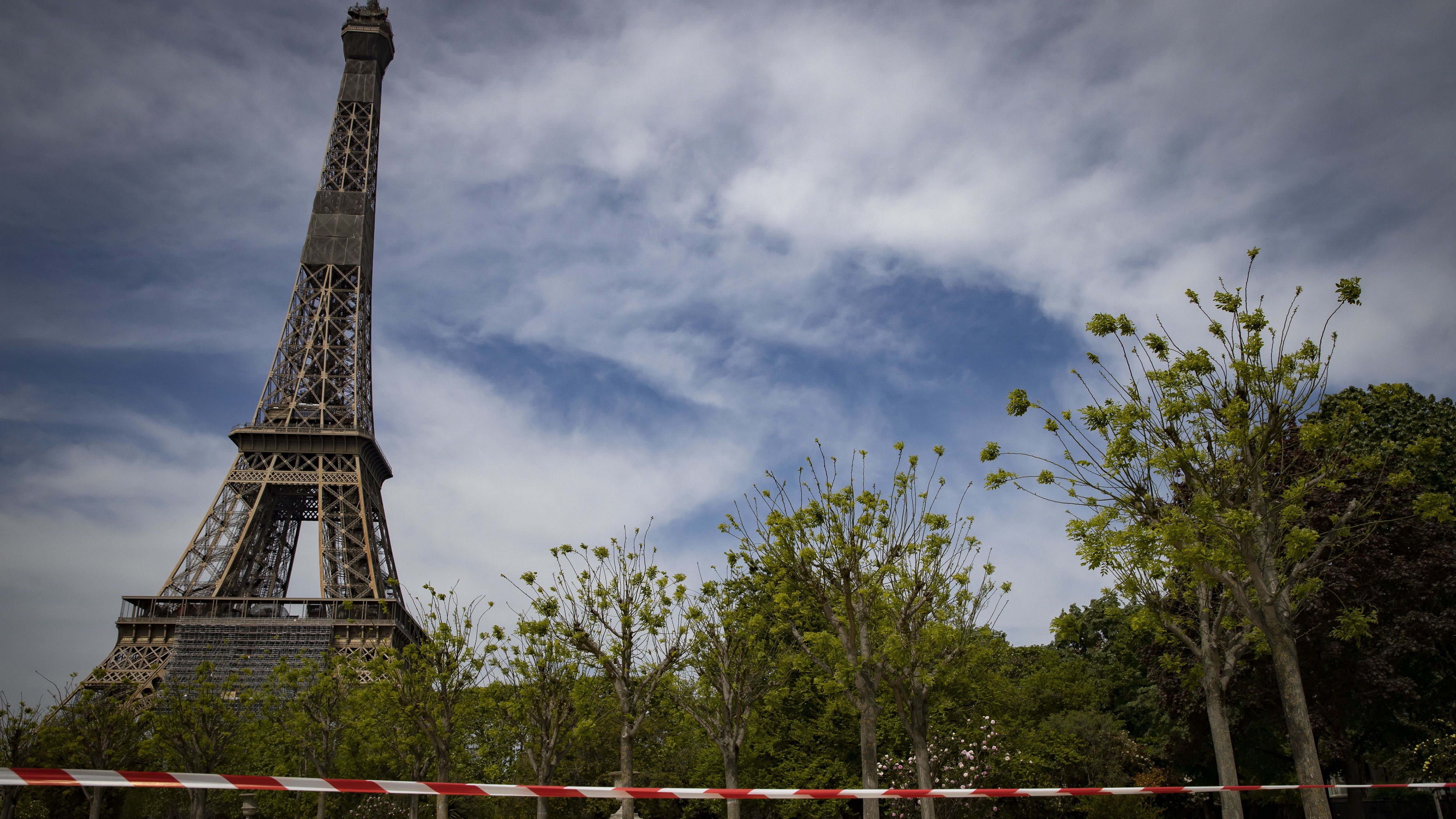 Kiürítették az Eiffel-tornyot bombafenyegetés miatt