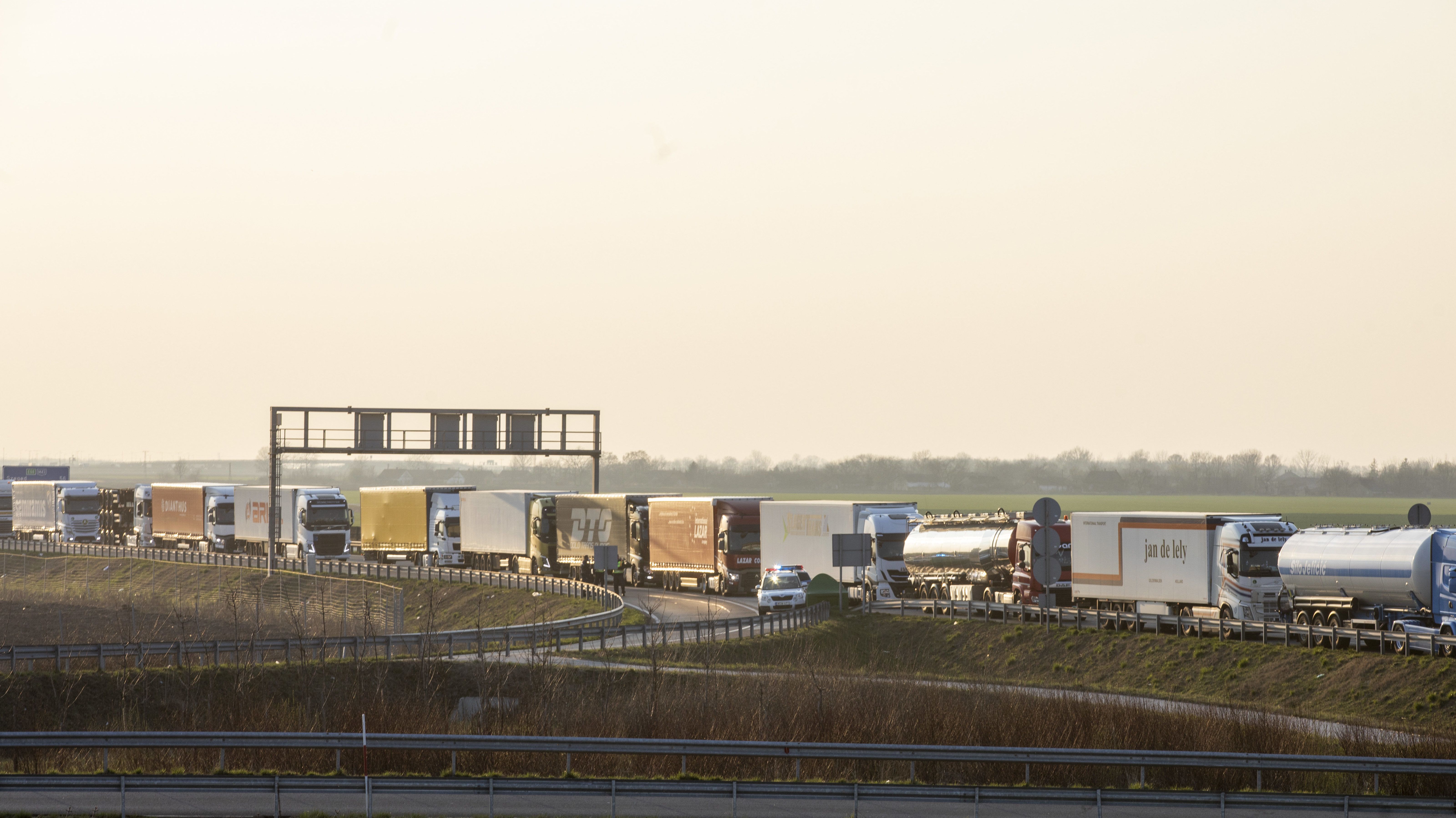 21 határsértőt találtak egy kamionban a román határátkelőnél
