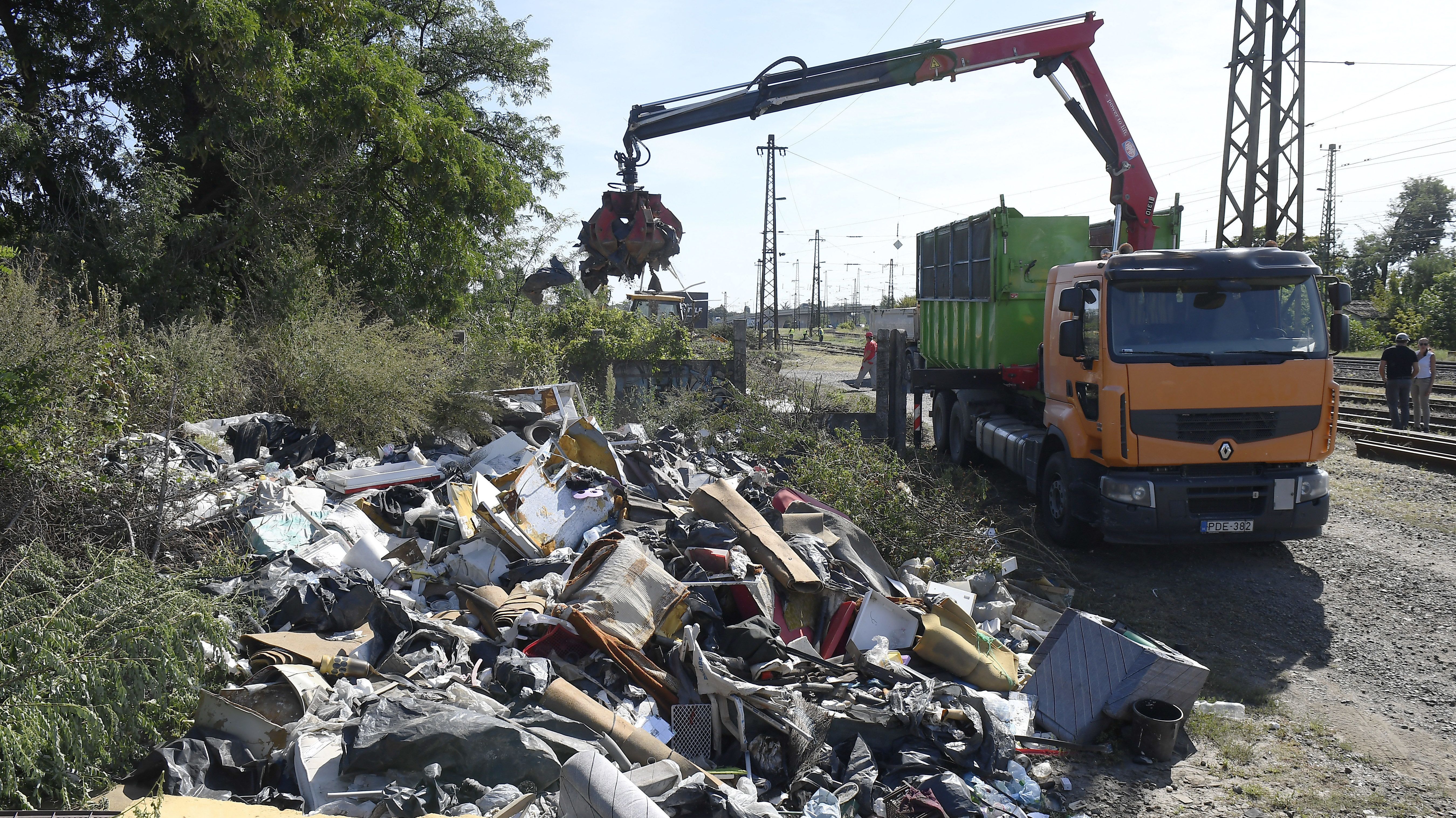 250 köbméter illegális szemetet gyűjtöttek be az egyik budapesti vasútállomás mellett