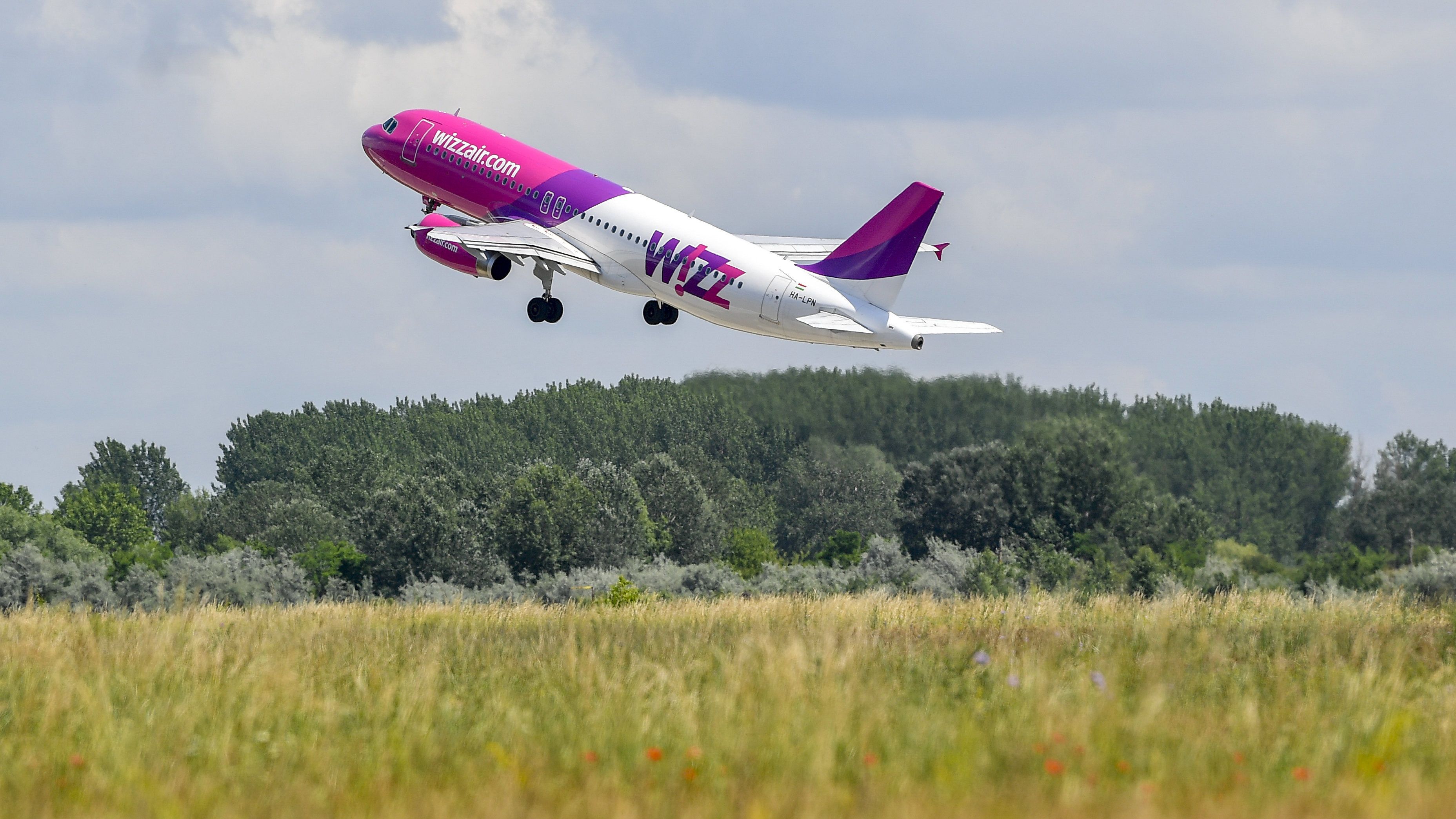 A Wizz Air képzi majd a honvédség pilótáit és légiutas-kísérőit