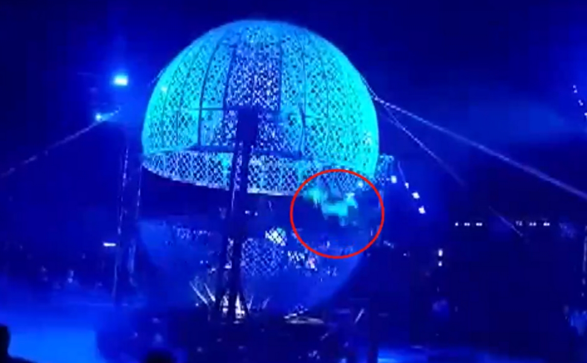 A nézők szeme láttára zuhant ki a „halálgömbből” egy motoros a Magyar Nemzeti Cirkusz előadásán
