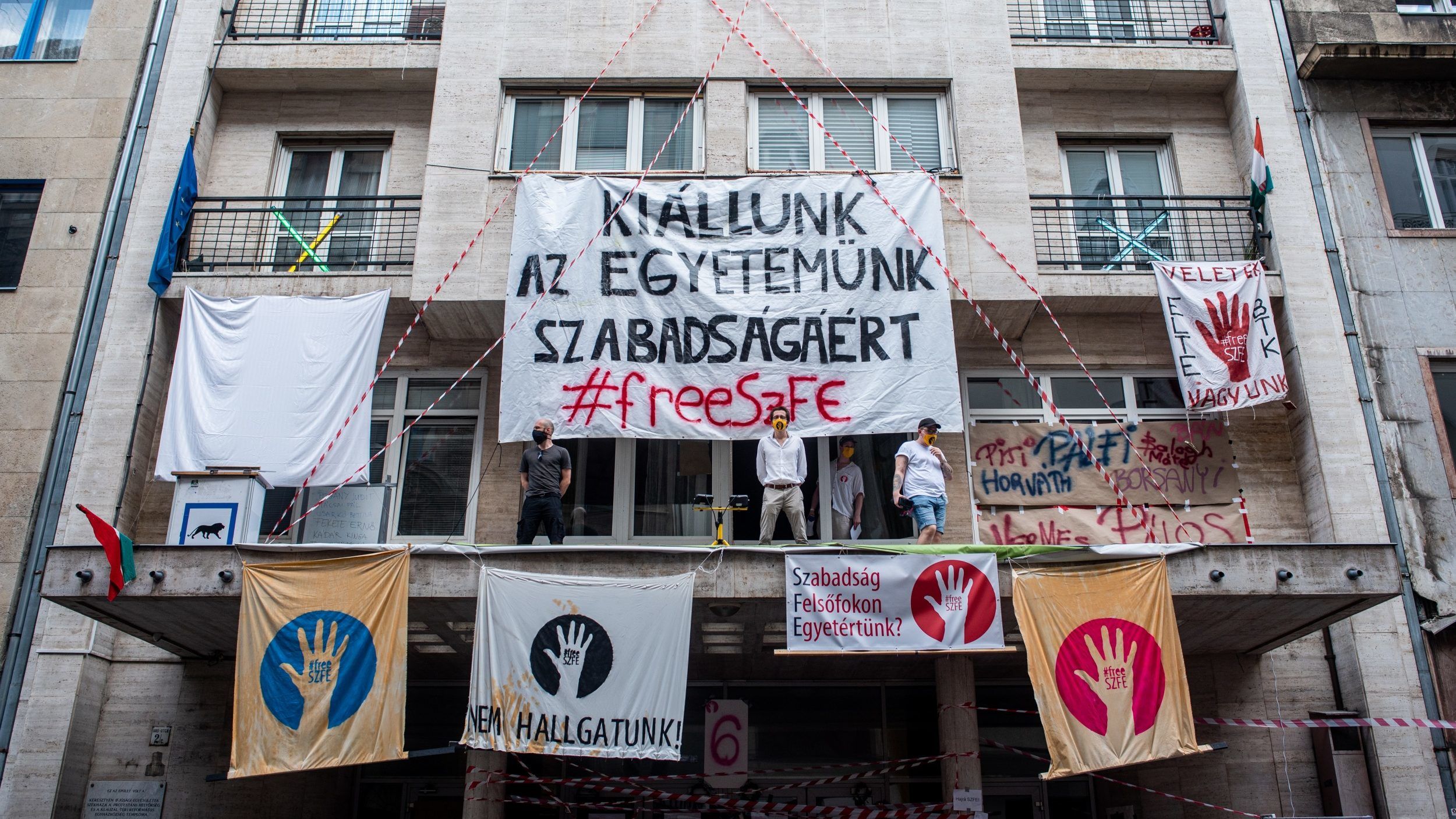 Karneváli hangulat uralkodik az SZFE-ért szervezett demonstráción