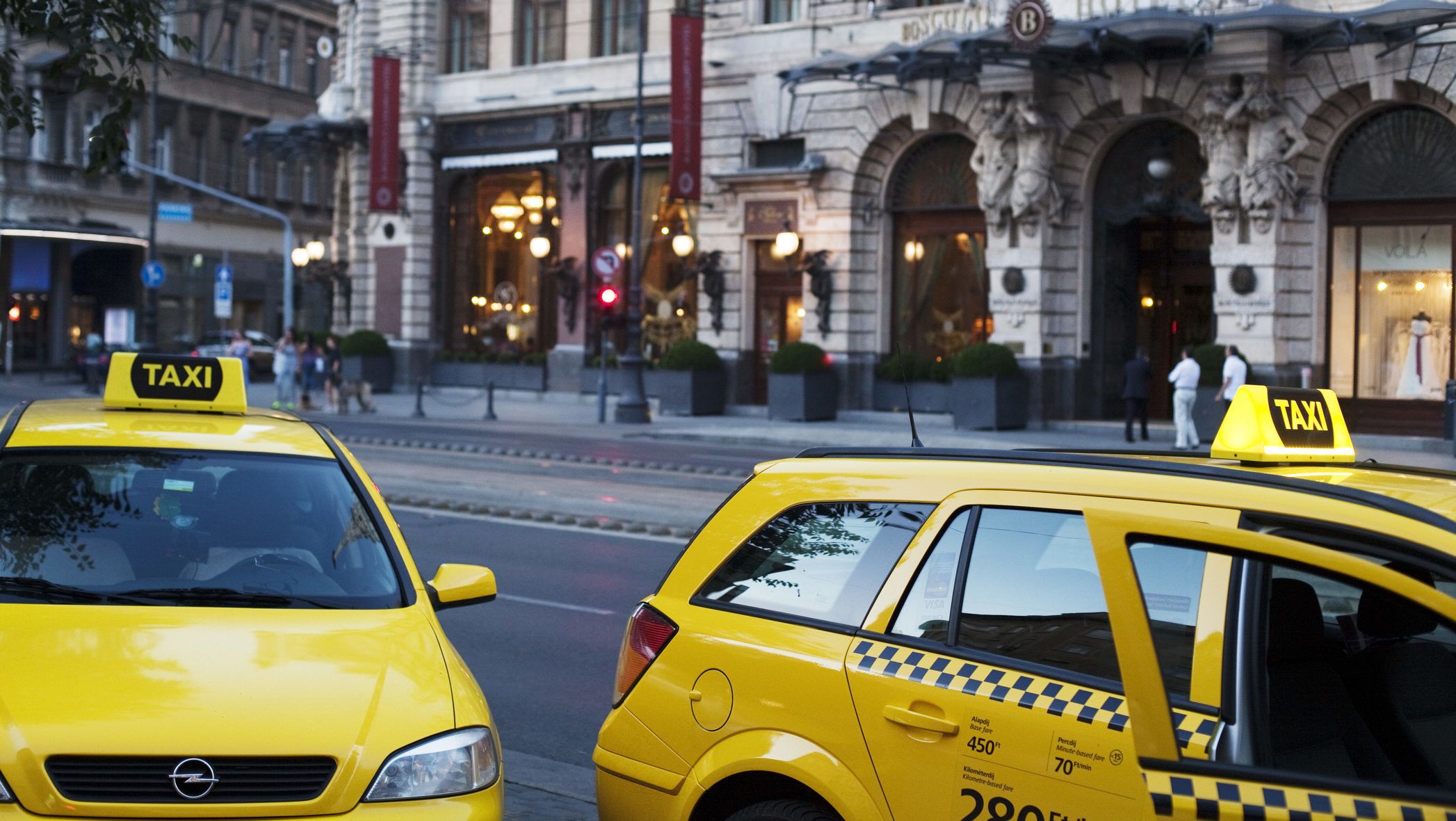 Erzsébetvárosban már szabálysértés, ha túl hangosan szól a zene a taxiban