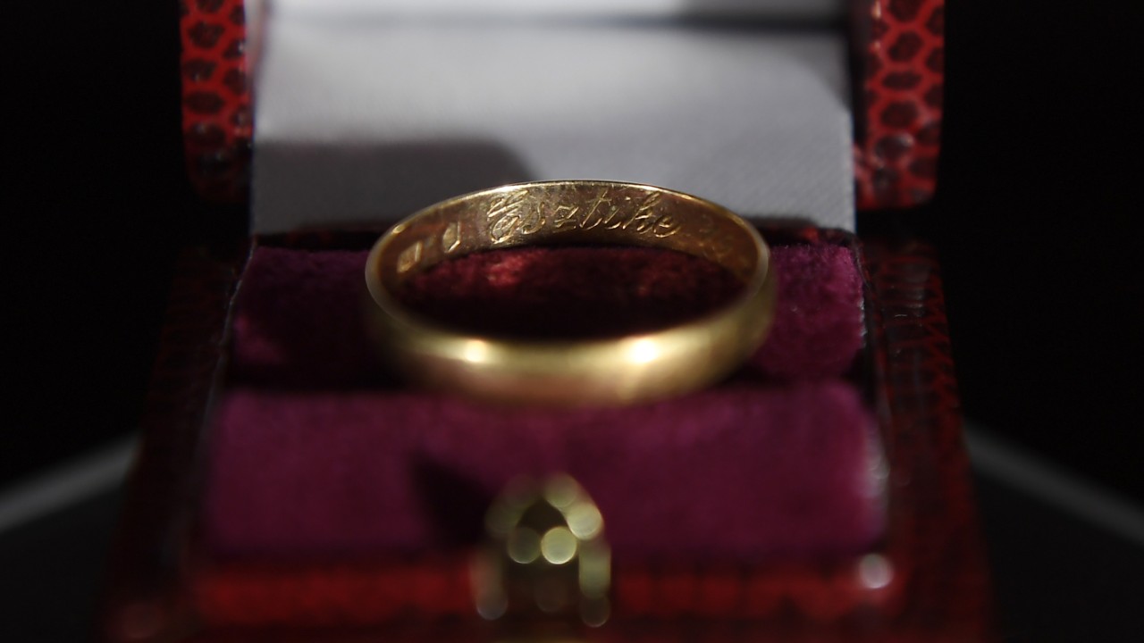 76 éve lapult az aranygyűrű egy jelöletlen sírban, most visszakapta a család