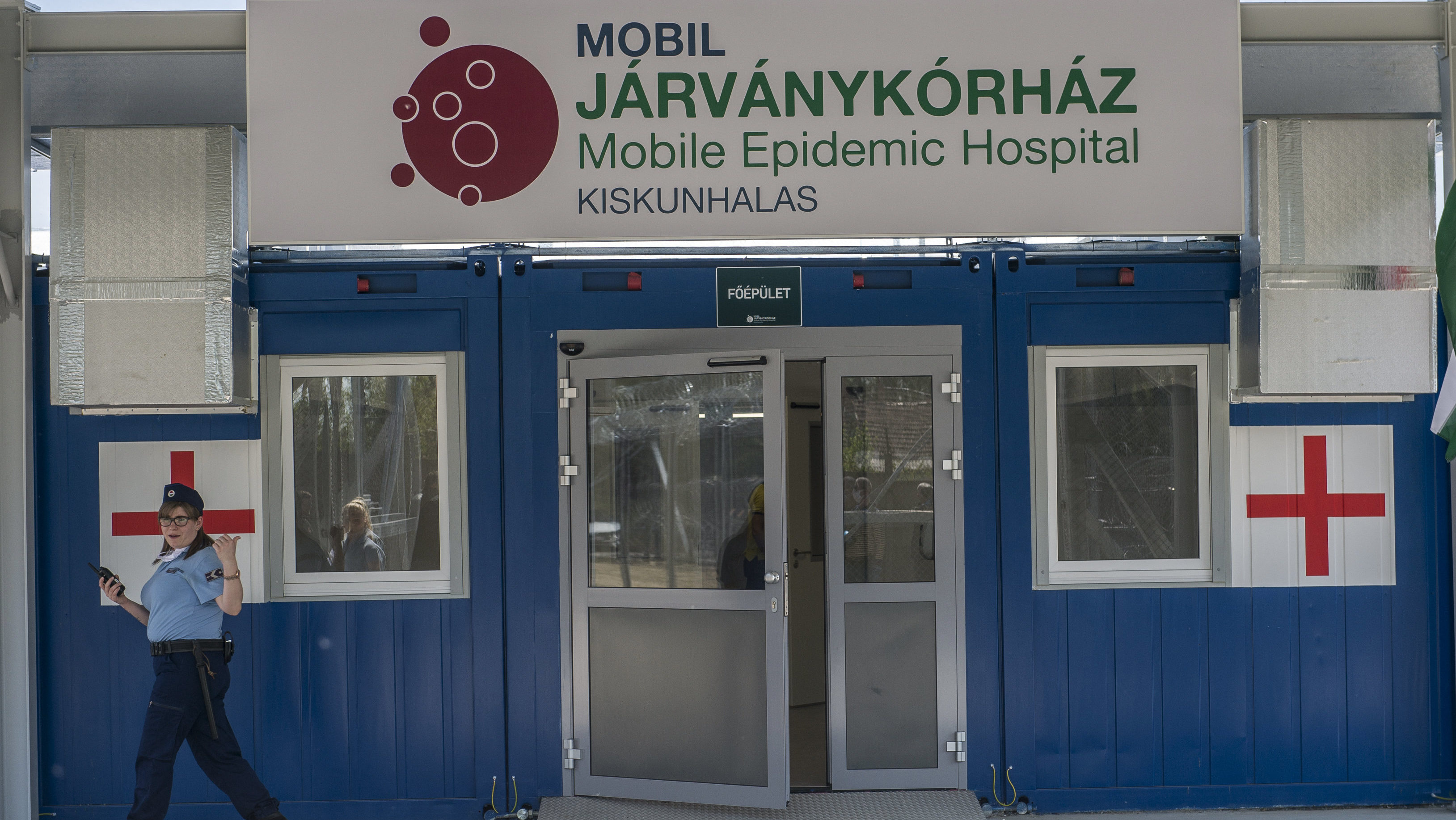 Megnyitották a kiskunhalasi mobilkórházat, 43 koronavírusos beteget szállítottak át eddig