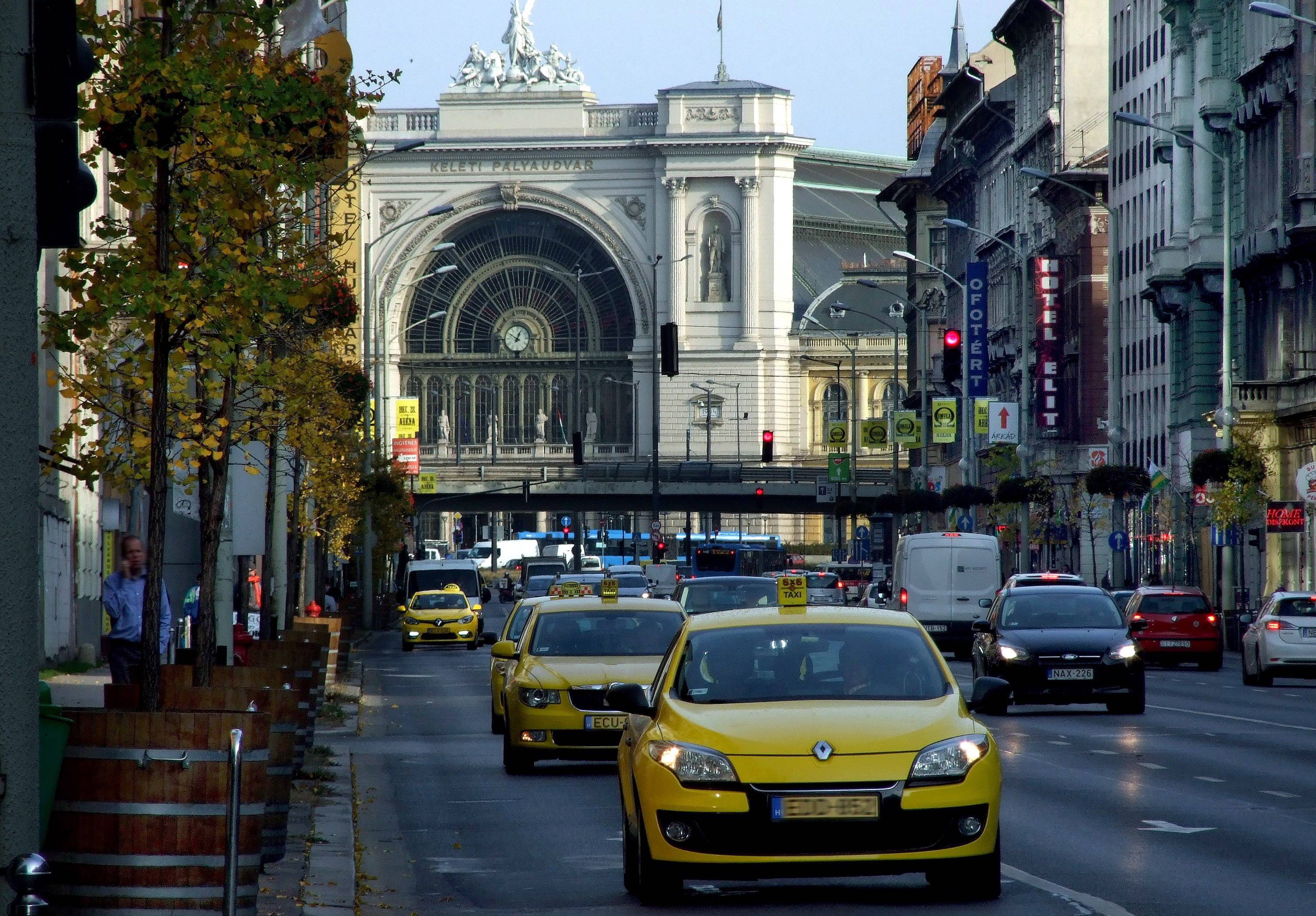 A kormány engedélyt ad, hogy tíz évnél régebbi taxik is maradhassanak Budapest utcáin