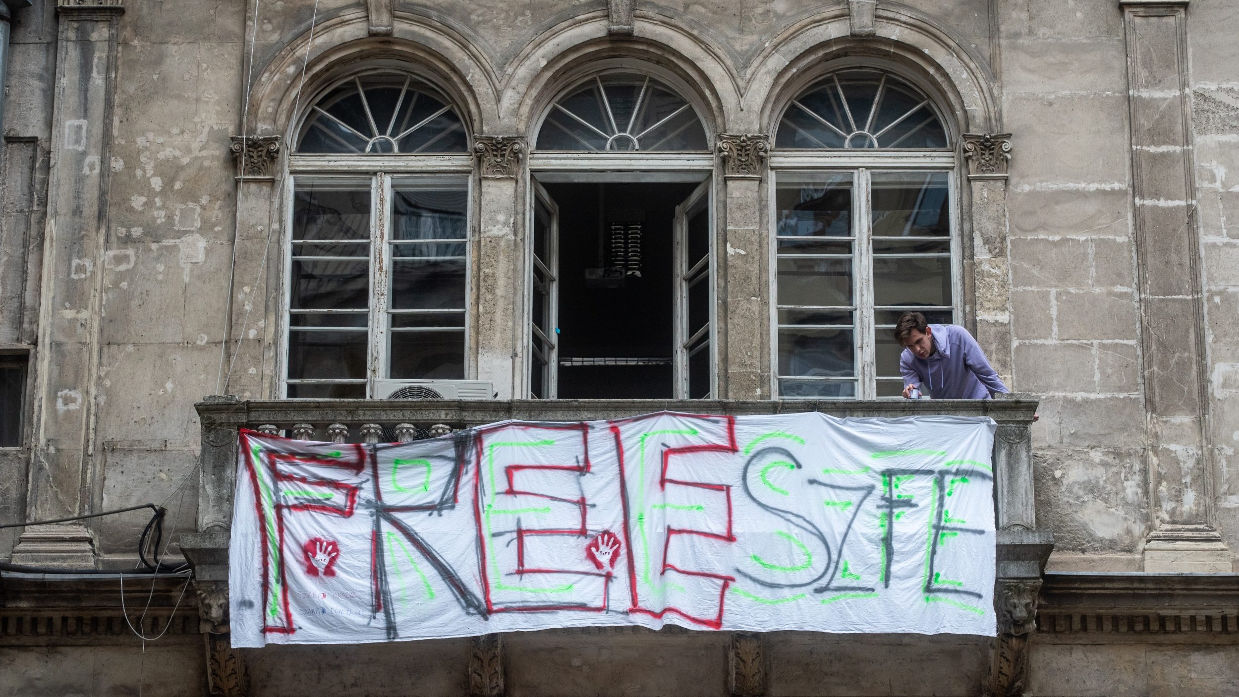 Hiába ígértek nekik béremelést, az SZFE dolgozói folytatják a sztrájkot