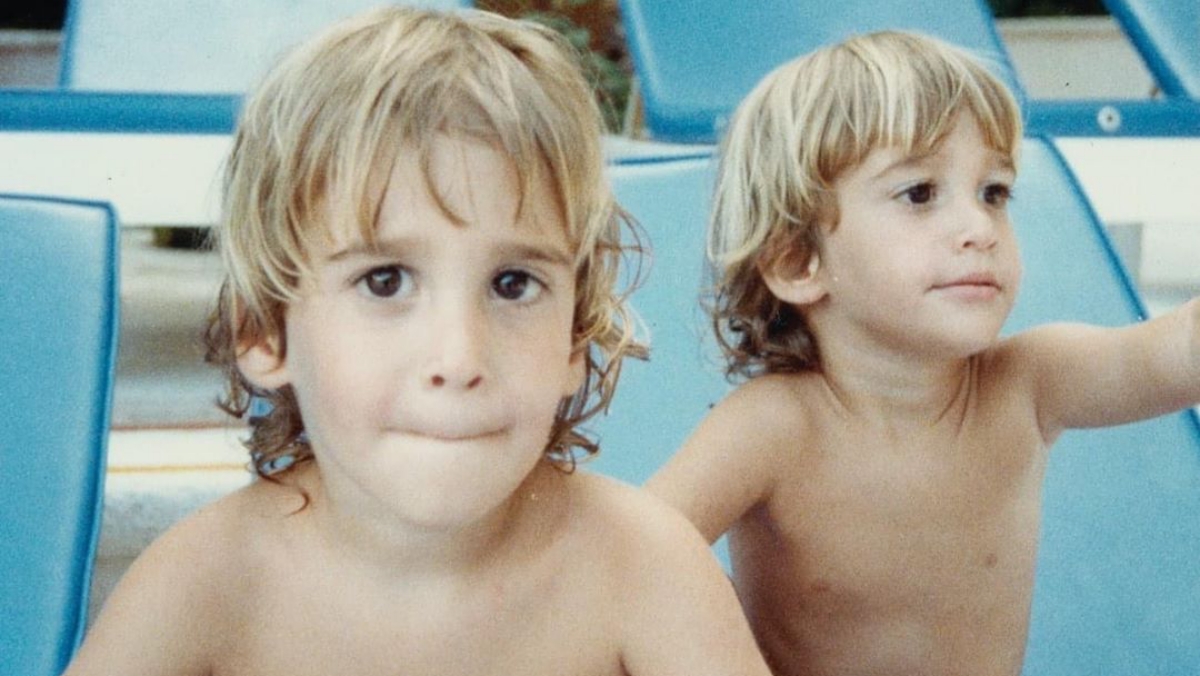 Király Viktor sem tudja, hogy gyerekkori fotójukon melyik ő és melyik az ikertestvére