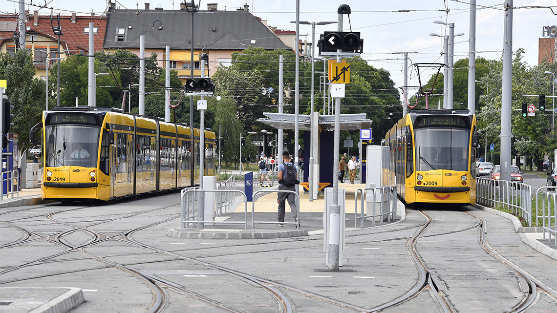 Fegyverrel fenyegetőzött az 1-es villamoson egy férfi