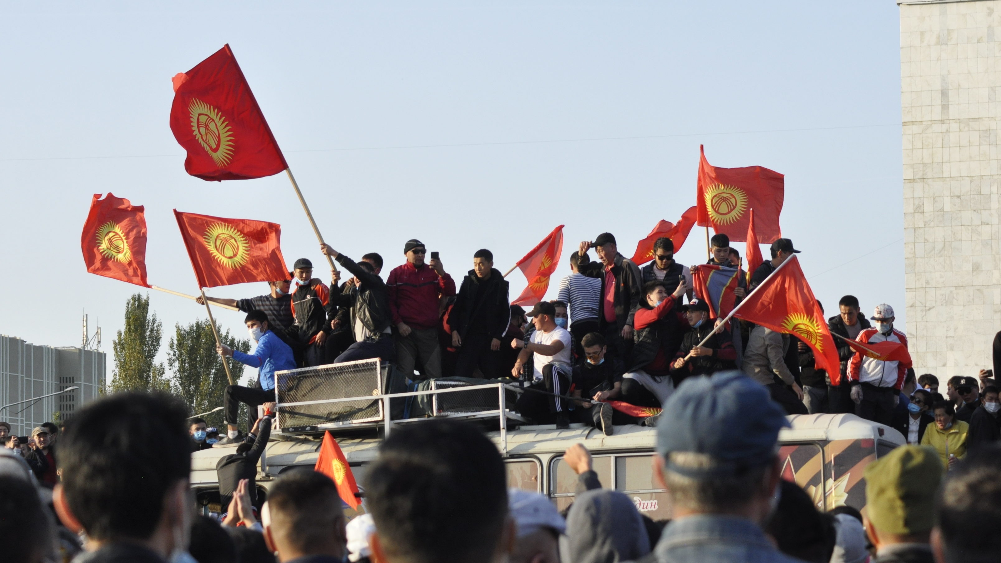 Villanógránátokkal, gumilövedékekkel oszlatják a tüntető tömeget a kirgiz fővárosban