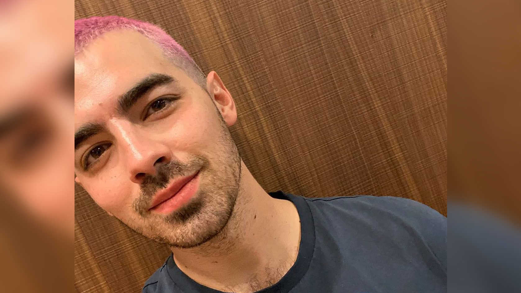 Így néz ki Joe Jonas pinkre festett hajjal