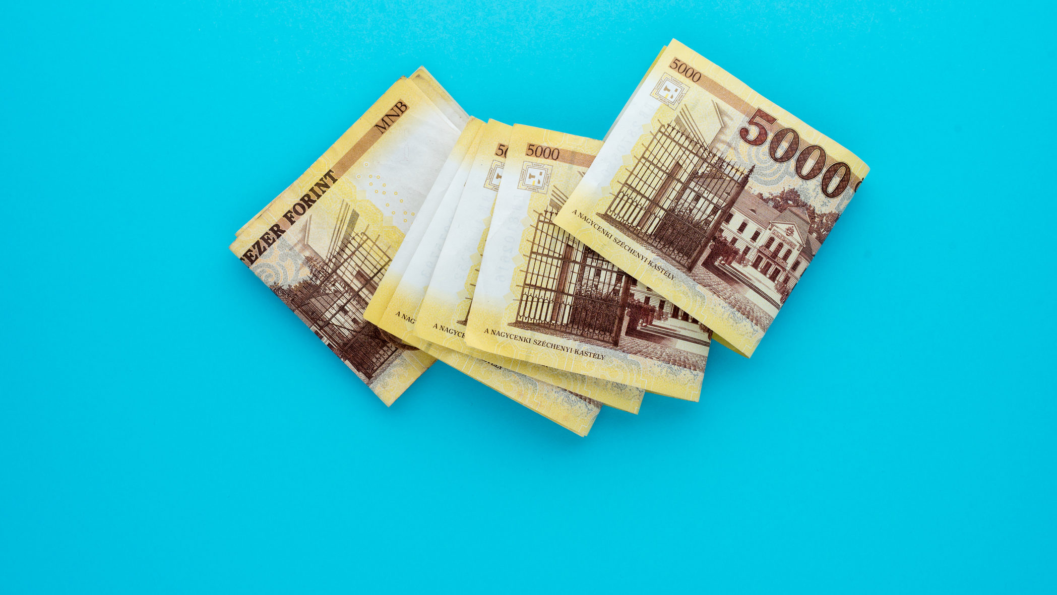 Gyengült a forint, a 360-as szint fölé drágult az euró