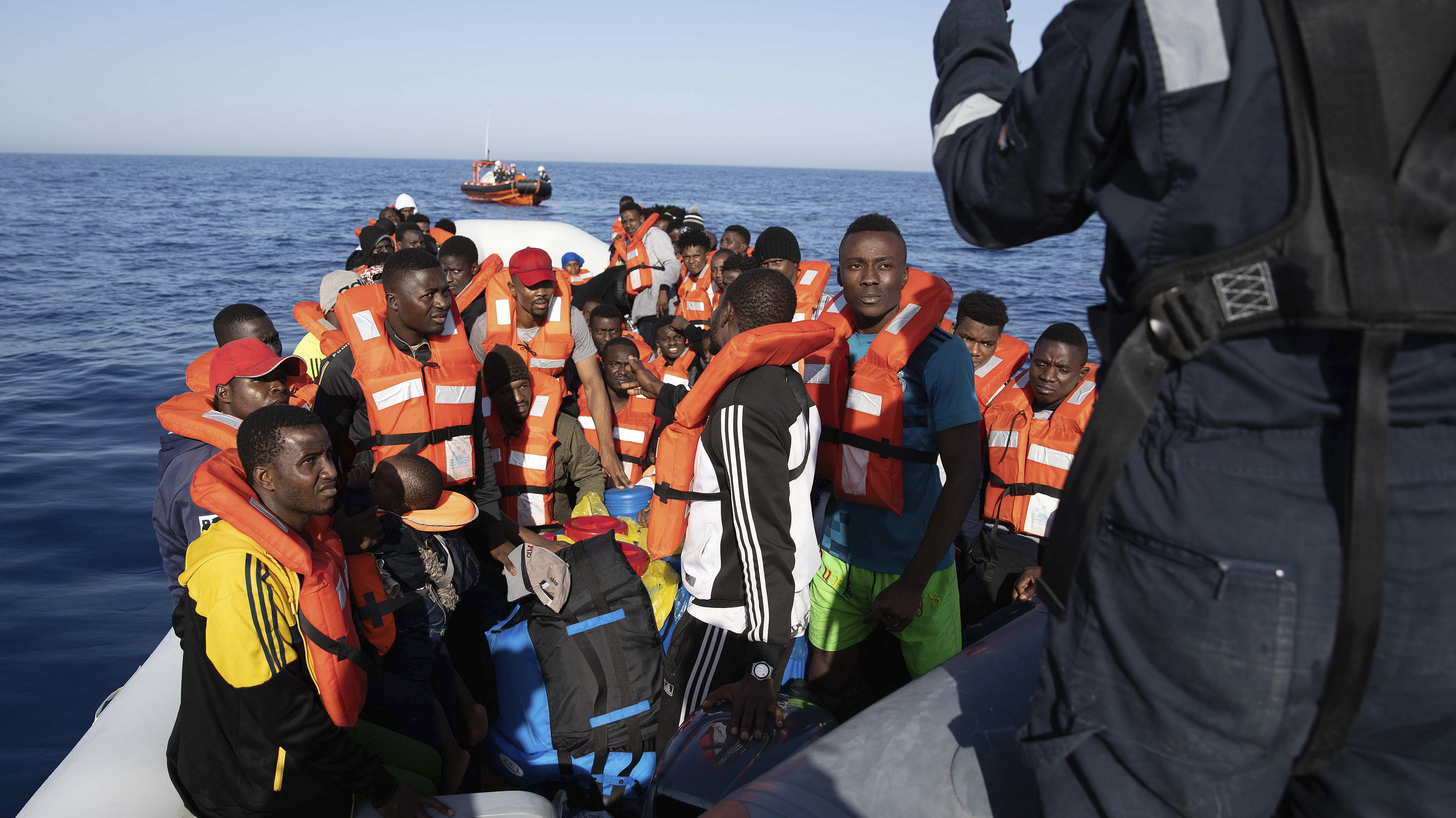 11-en meghaltak, amikor egy menekültekkel teli hajó elsüllyedt a Földközi-tengeren