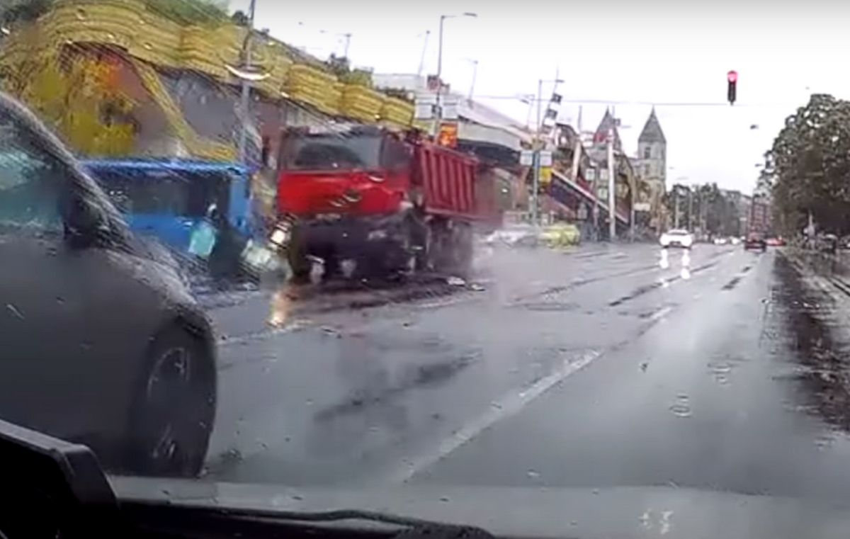 Durva videó: maga alá gyűrt egy robogót a piroson áthajtó teherautó Budapesten