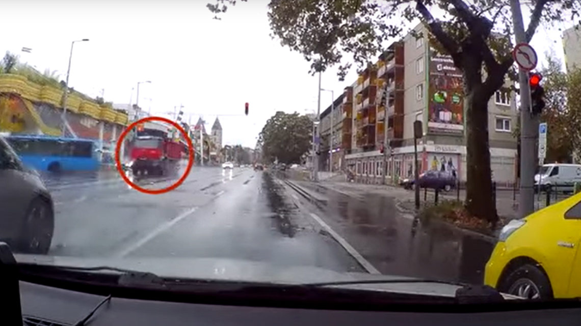 Videón, ahogy kamion alá csúszik egy motoros a Váci úton
