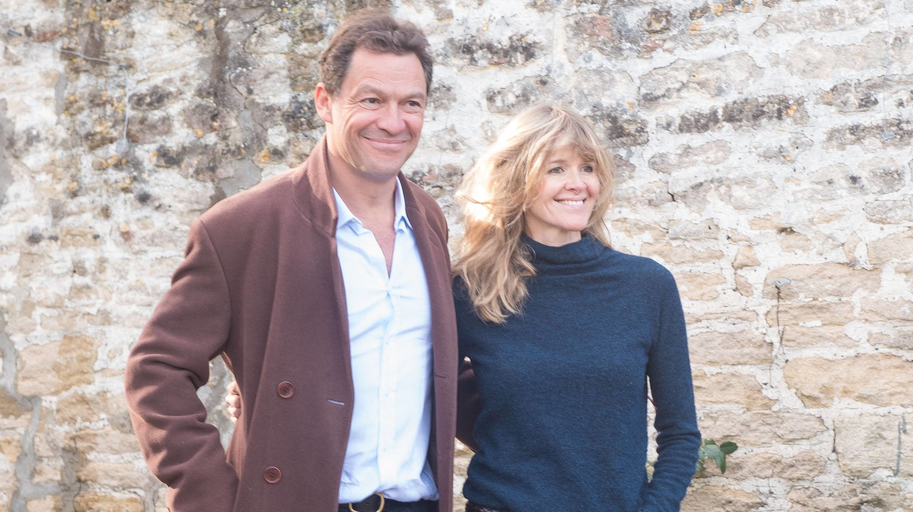 Miután lefotózták Lily Jamesszel, Dominic West lefotóztatta magát úgy is, hogy feleségét csókolja