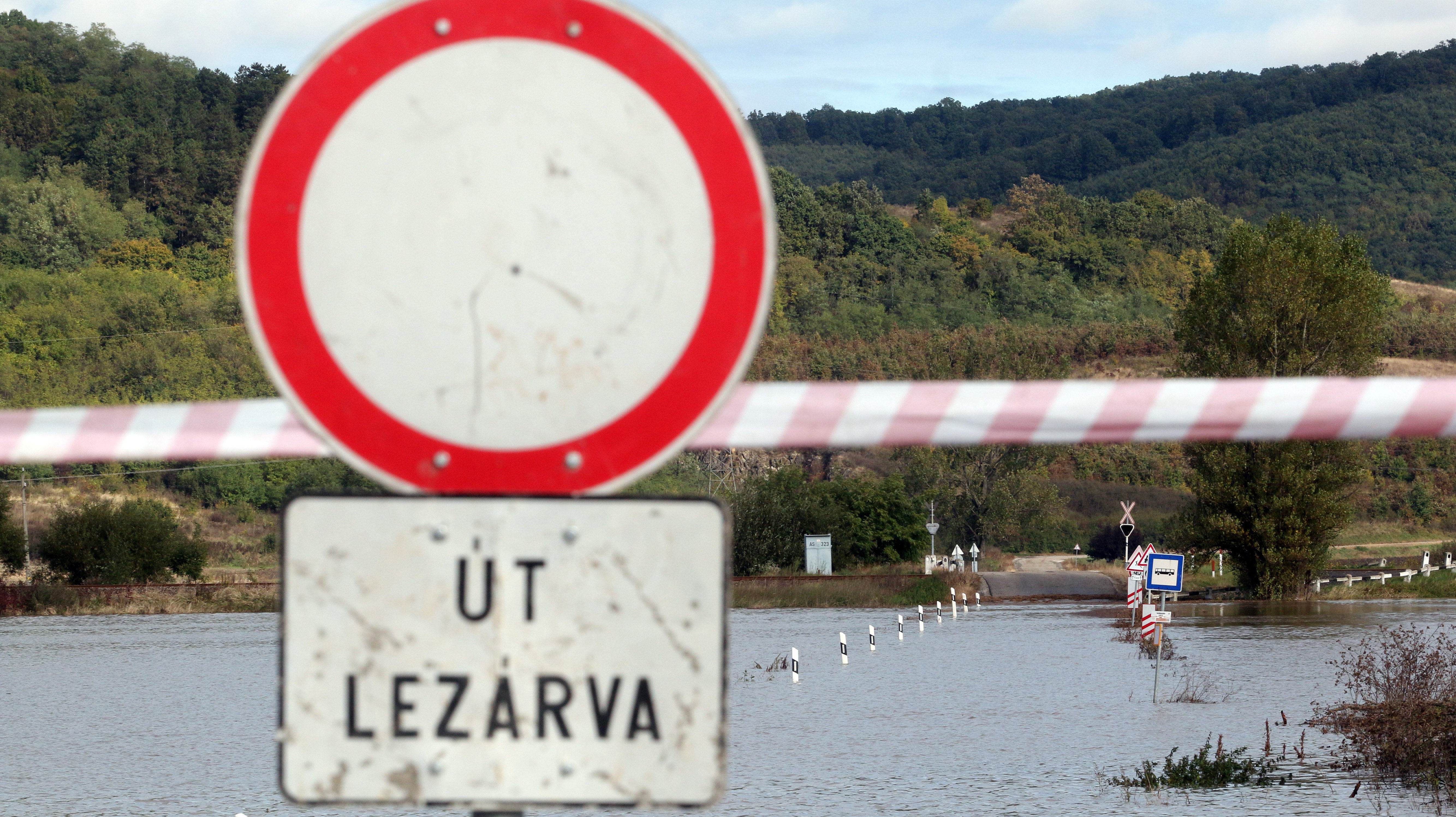 Elzárt az árvíz egy borsodi falut a külvilágtól, kocsival se lehet bejutni