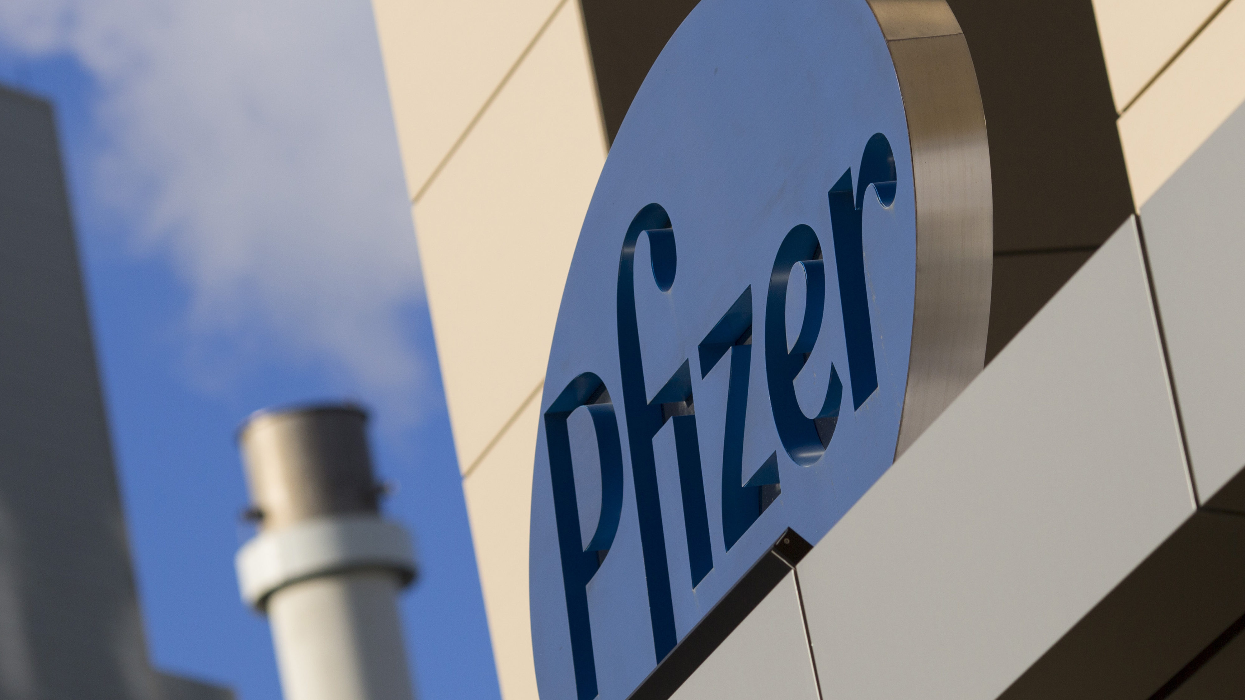 November közepe előtt nem engedélyeztetheti vakcináját a Pfizer