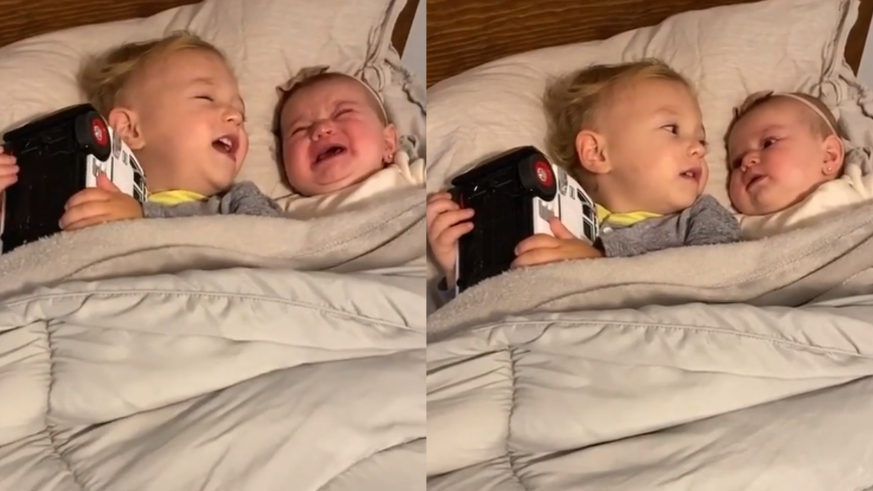 Elolvad az internet, ahogy a kétéves kisfiú megnyugtatja a síró, öt hónapos húgát