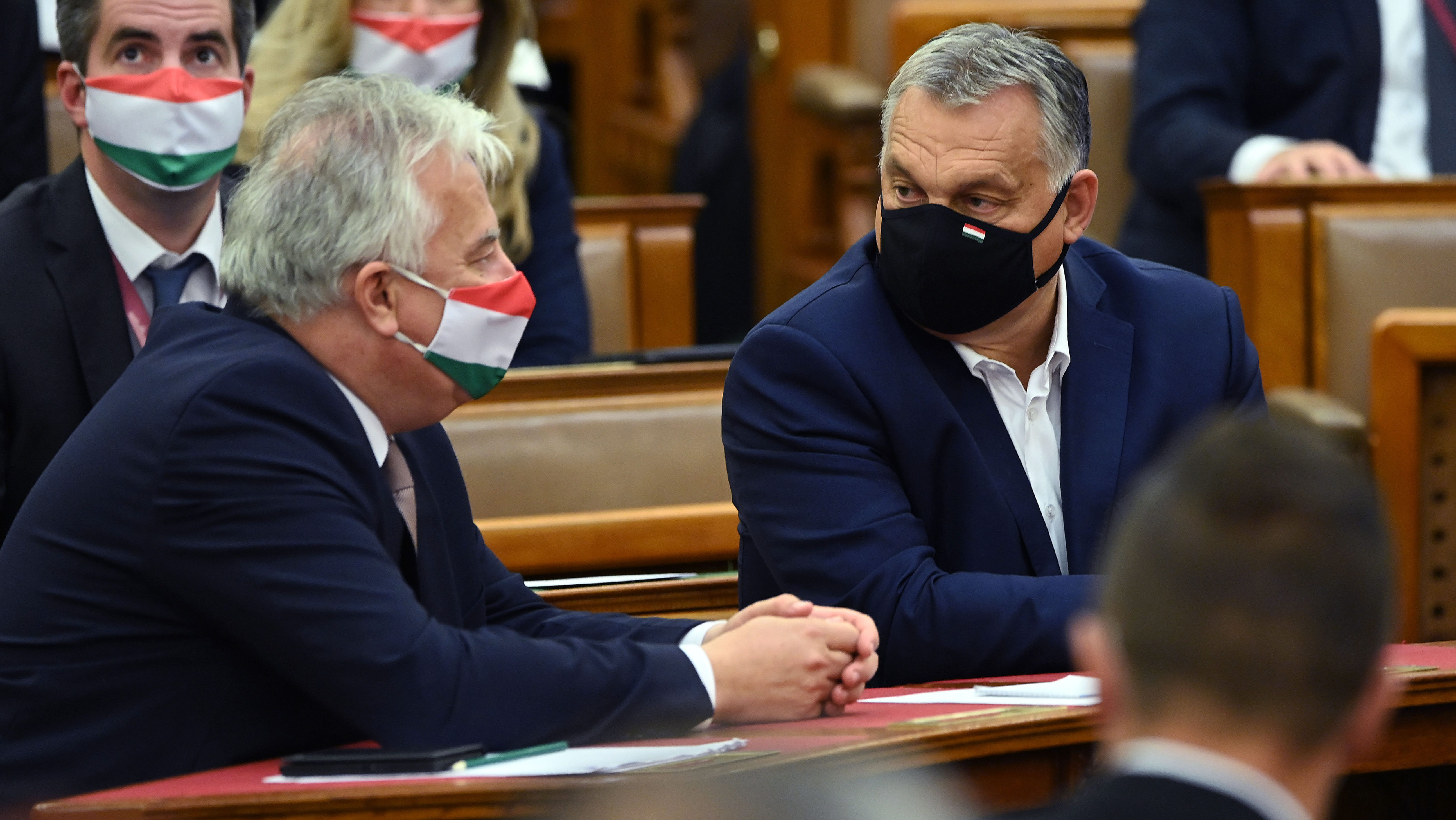 Balhé a Parlamentben: egy zsák krumplit vitt Orbánnak a Jobbik elnöke, fideszesek léptek közbe